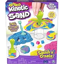 Kinetic Sand, Set Gioco Squish N’ Create, Sabbia Colorata in 3 variazioni, Sabbia cinetica 382 g, 5 Accessori per Modellare la Sabbia, Giocattoli per Bambini e Bambine 3 Anni