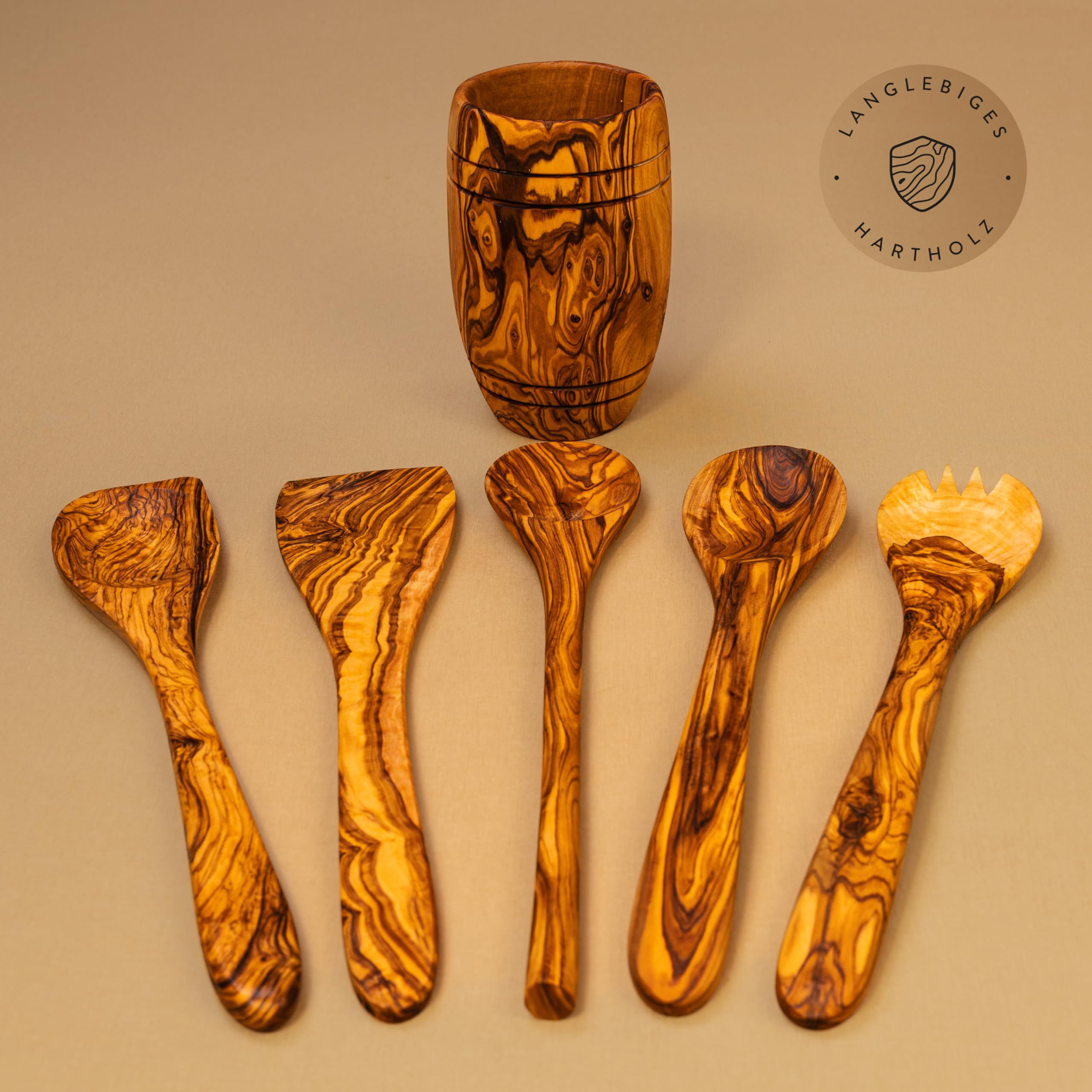 DAS OLIVENHOLZBRETT® Besteckhalter/Köcher 16cm bauchig+5er Set Zubehör 25cm | Pfannenwender / Kochlöffel, Löffel mit Ecke + Salatbesteck Olivenholz / Küchenutensilien Holz Set/ 25cm