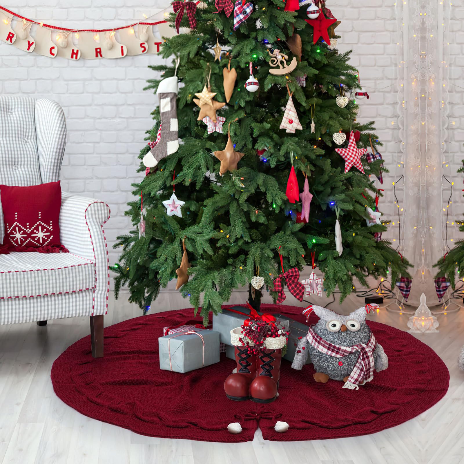 Kreative Weihnachtsbaum Schürze aus Vliesstoff in Rot Baumrock für Christbaum mit Abdeckung zur Weihnachtsbaumdekoration in Hotels und Geschäften