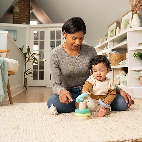 Miniatura 9 de Ingenuity ity by Ingenuity Cutie Stacks, 4 anillos sin BPA, soporte de madera sintética, cubierta de oso, unisex, para edades de 6 meses en adelante