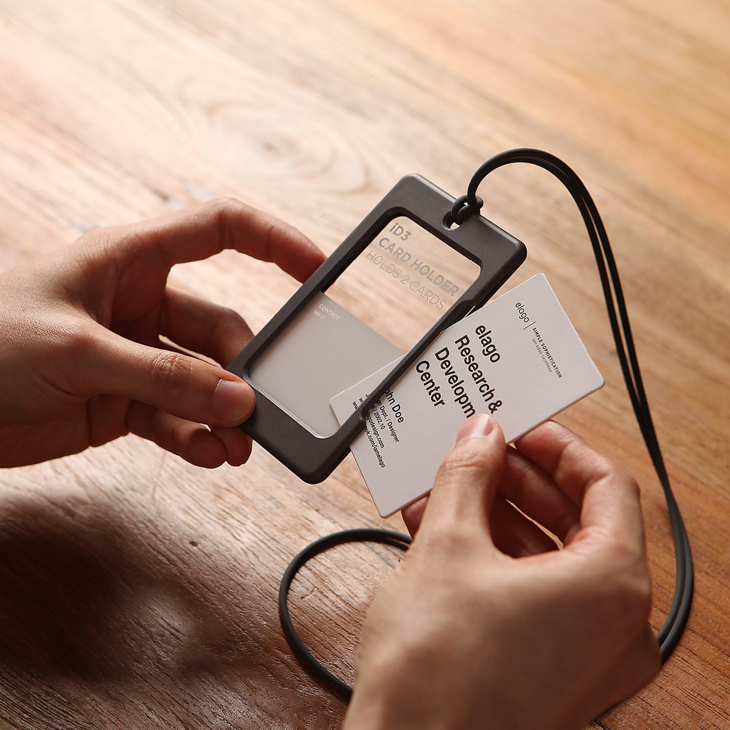 elago id3 IDカードホルダー – [ 2カードストレージ] [ライターシリコンストラップ] [軽量] – &クレジ elago パスケース 縦型  IDカードホルダー シリコン × ポリカーボネート たて型 ハード ケース ネックストラップ 付き ID カードホルダー カードケース 社員証入れ  定期 ...