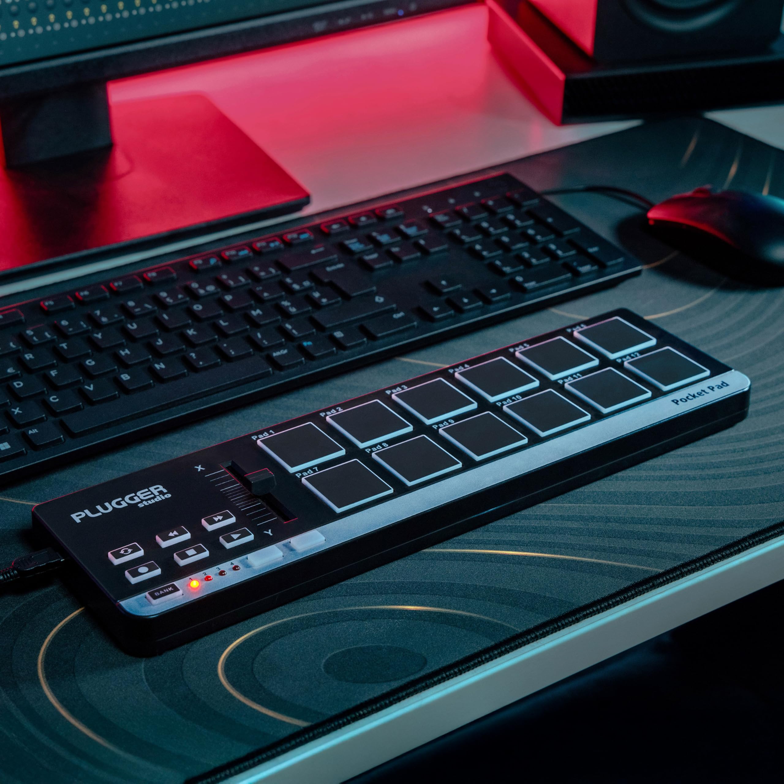 Plugger Studio Pocket Pad Contrôleur MIDI USB ultra compact pour ordinateur PC et Mac. 12 pads sensibles à la vélocité. Compatible avec tous les logiciels MAO DAW DJ Plug-ins Instruments virtuels.
