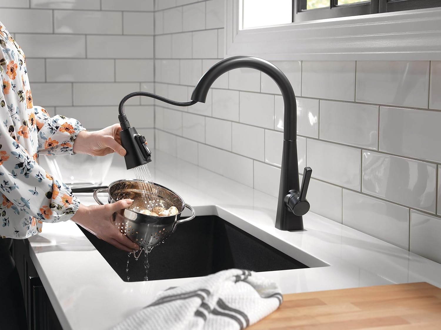 Delta Faucet Lenta Pull Down Kitchen Faucet Black, Soap Dispenser Included, Kitchen Sink Faucet, Faucet for Kitchen Sink with Magnetic Docking Spray Head, Matte Black 1982Z-BL-DST