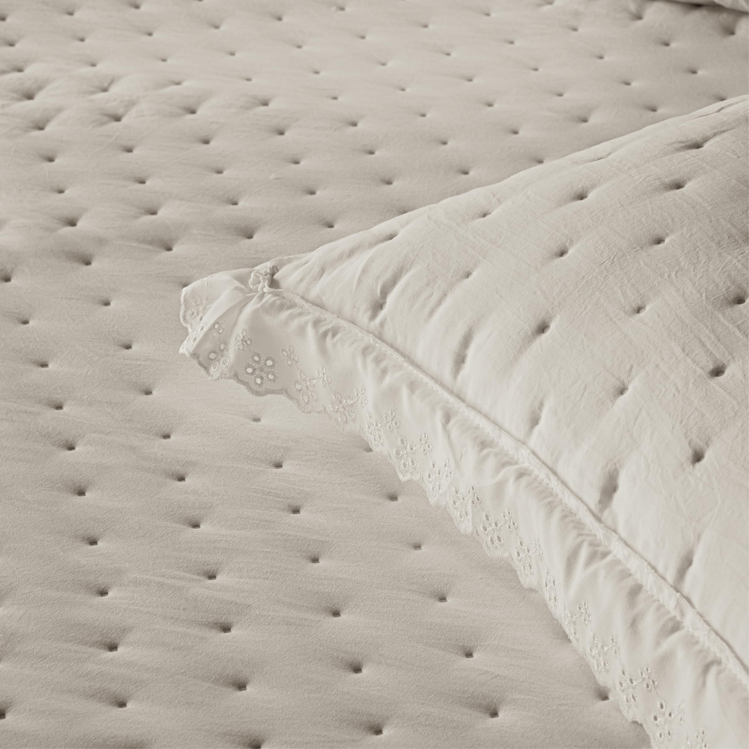 Fundeco - Colcha Cama de 150 - Tejido Jacquard - 250x270 - Color Lino - Incluye 2 Fundas de Cojín Decorativo 50x70 cm (Adelia Lino)
