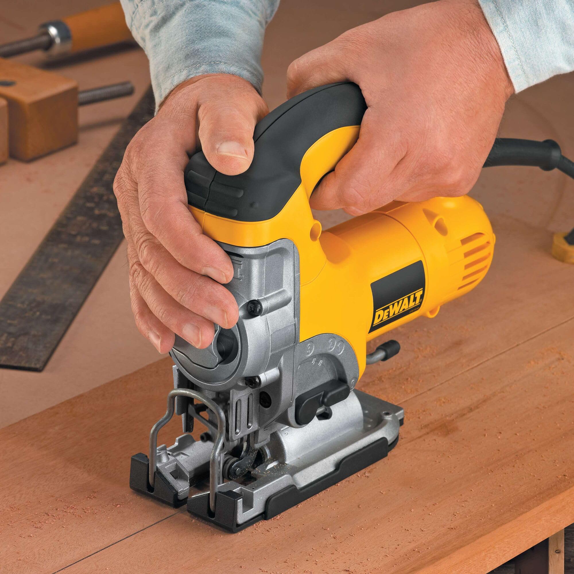 DeWalt, Potenza DeWalt DW331 K – Sega elettrica 230V