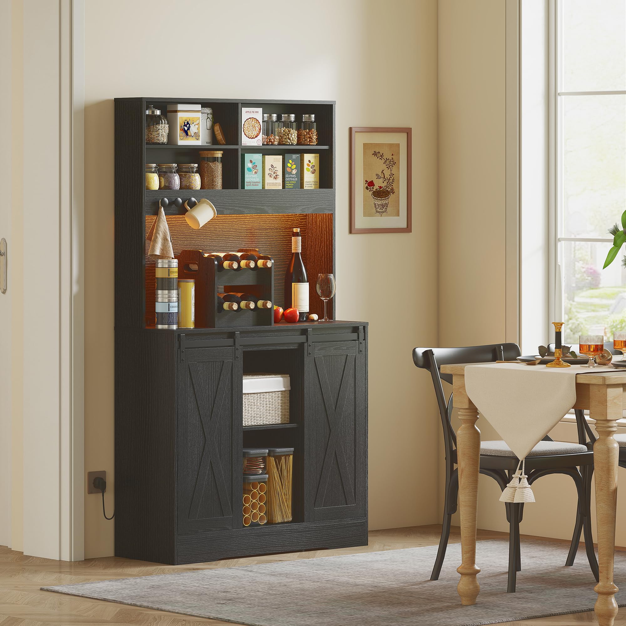 HOMCOM Credenza Cucina, Mobile Dispensa con Prese di Ricarica, Luci LED Regolabili, Portabottiglie Rimovibile per 6 Bottiglie, Mobile Buffet Ripiani Aperti, Ante Scorrevoli, per Sala da Pranzo, Nero