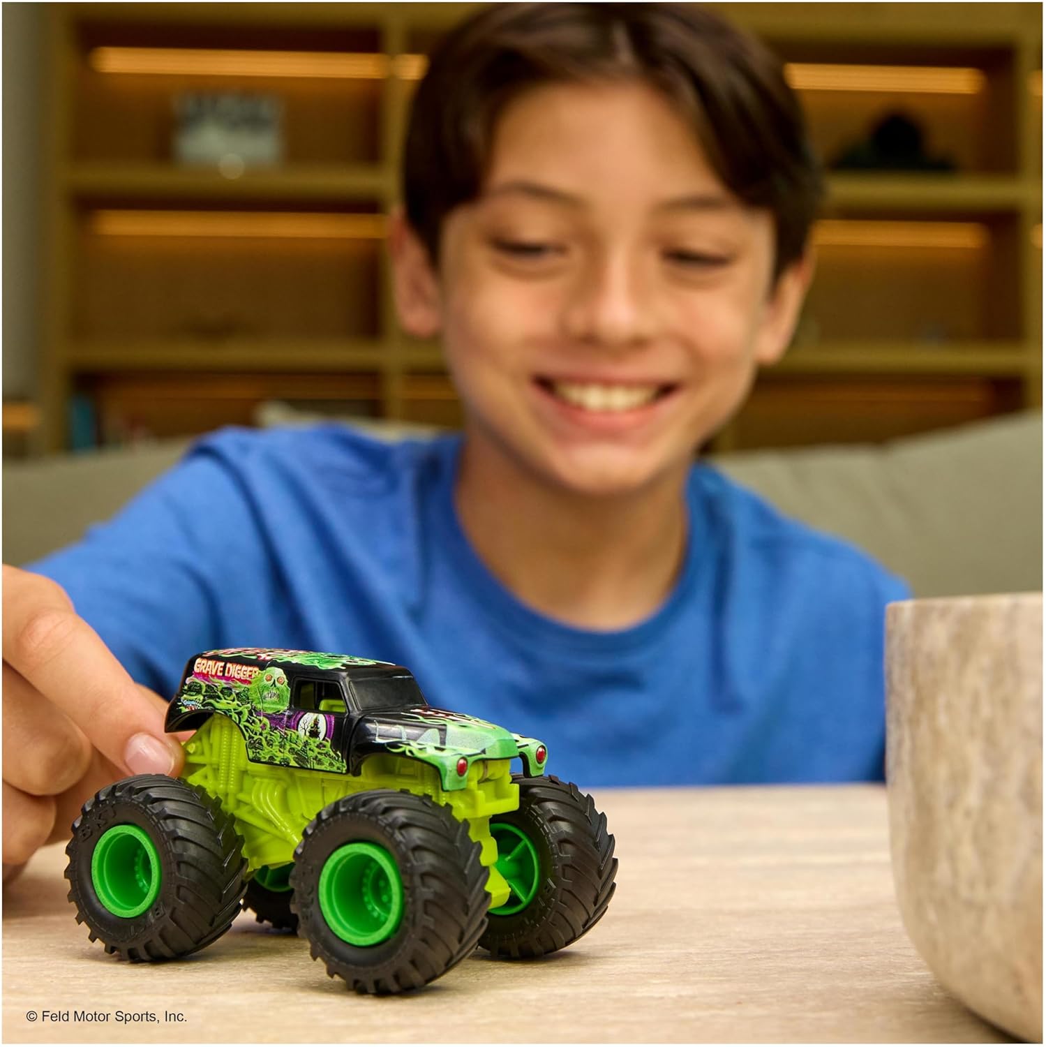 Monster Jam Smash & Bash Megalodon, 1:64 Die Cast Repairable Monster Truck, Kids Toys for Boy and Girls Ages 3 and up