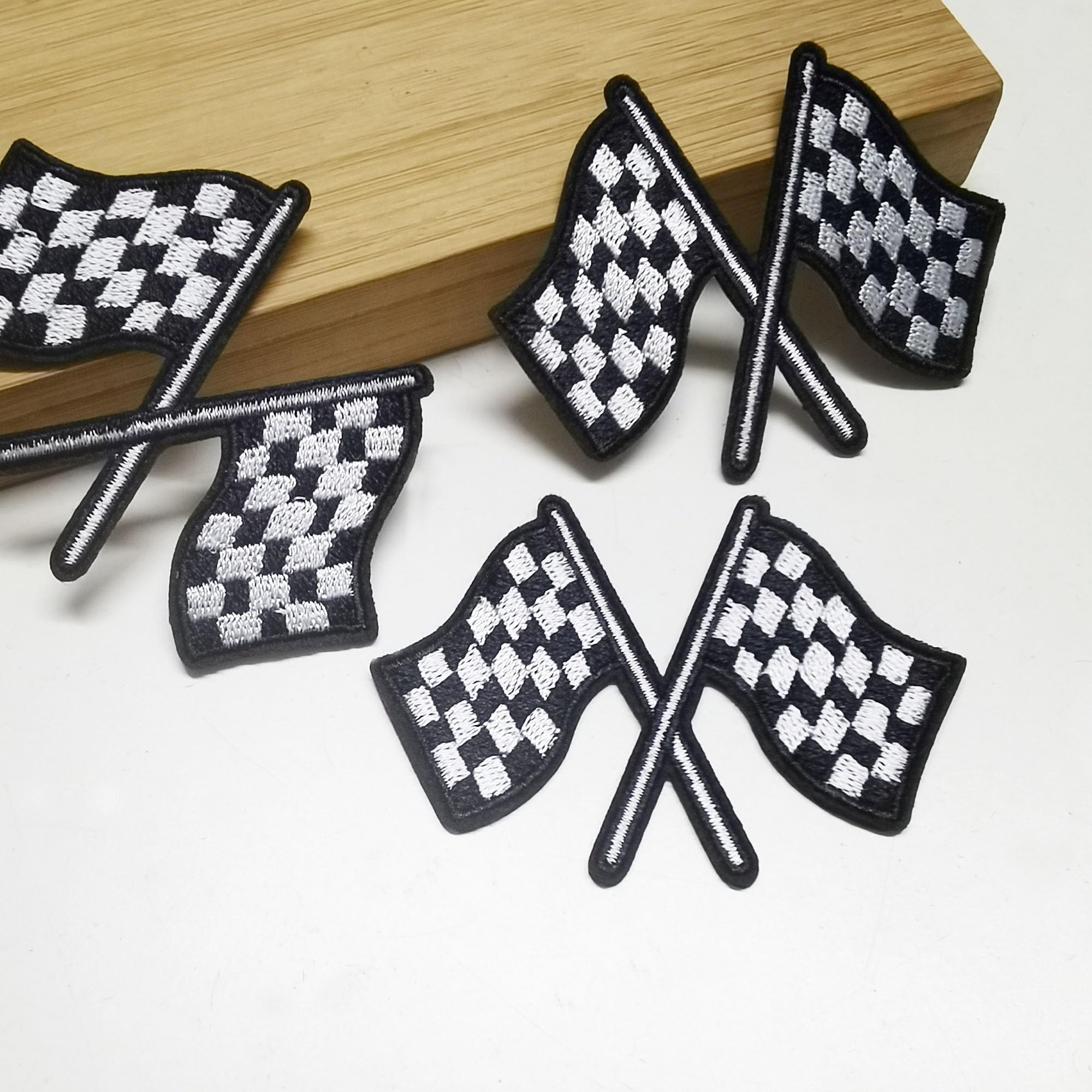 Juego de 12 parches bordados con diseño de bandera a cuadros en blanco y negro del día de las carreras, apliques bordados a máquina, chaqueta vaquera, camisa de camionero, gorra, parche de