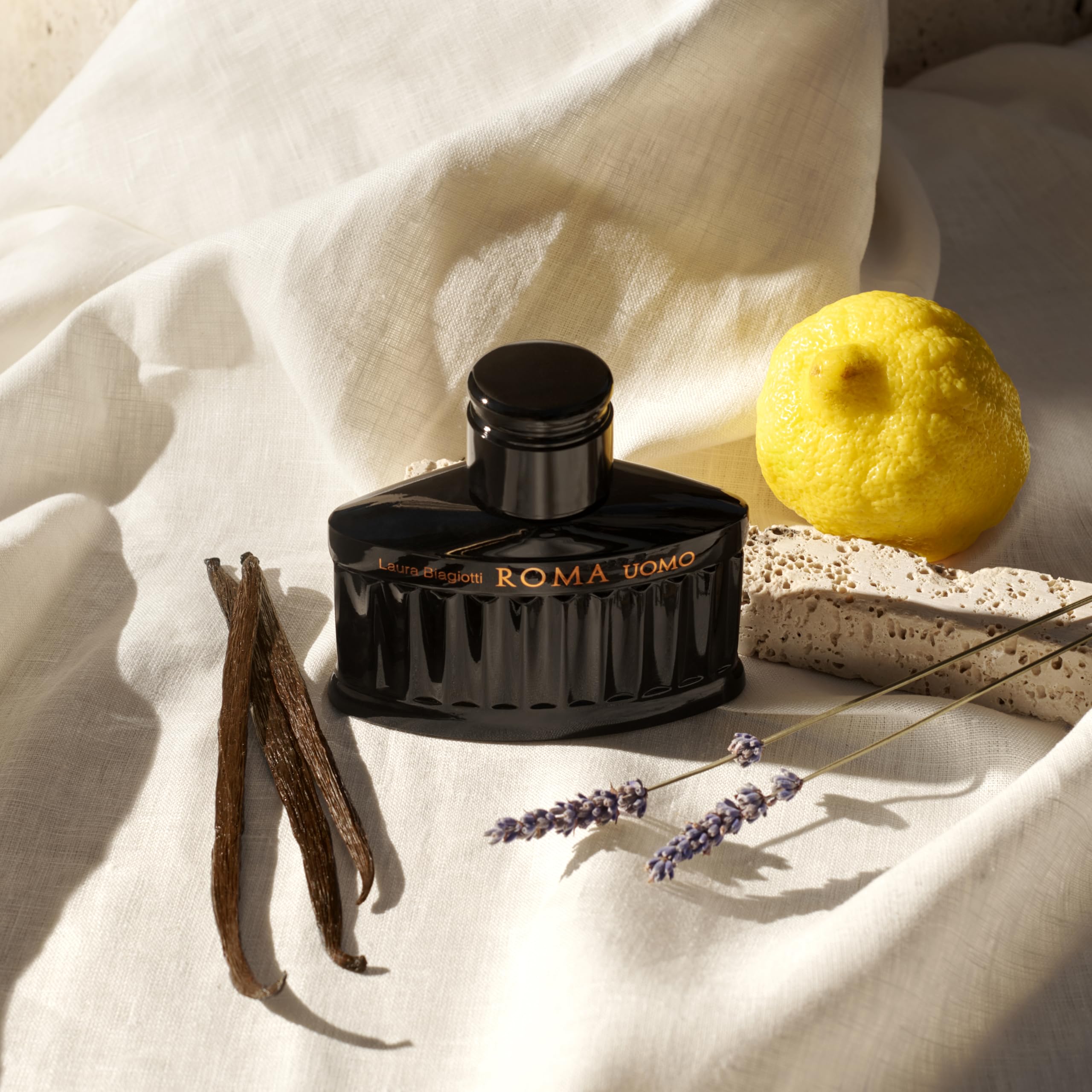 Laura Biagiotti – Roma Uomo Nero Estremo Eau de Parfum Intense 125 ml – Profumo Uomo – Fragranza Fougère Ambrata Legnosa – Note Intense e Profonde – Flacone di Colore Nero Ispirato al Pantheon Romano