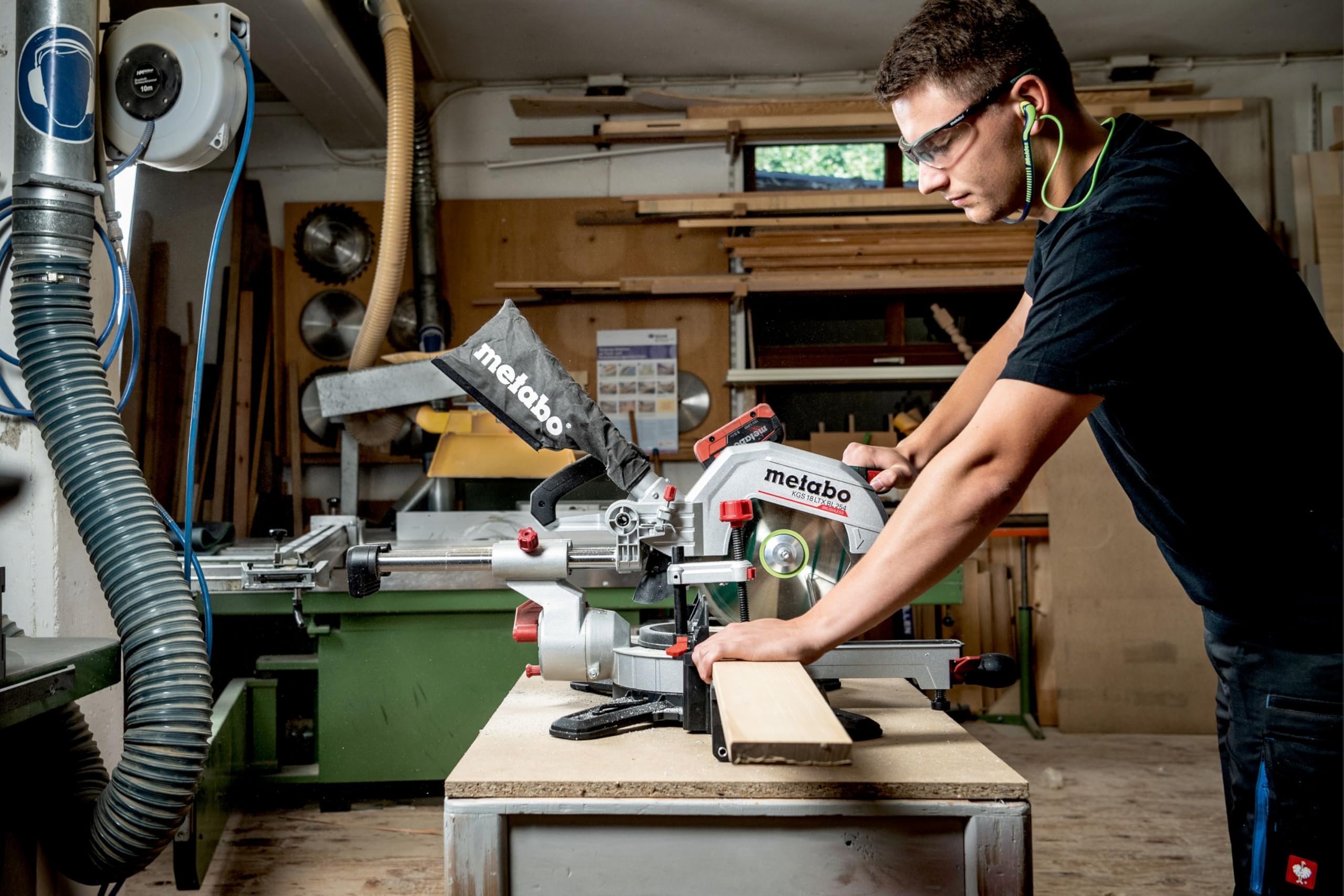 metabo Akku-Kappsäge KGS 18 LTX BL 254-18 V, 254 mm Sägeblatt, 4000/min Leerlaufdrehzahl - Brushless Motor, Präzisions-Schnittlinie, große Schnittkapazität, robuste Bauweise - Für Holz und Metall