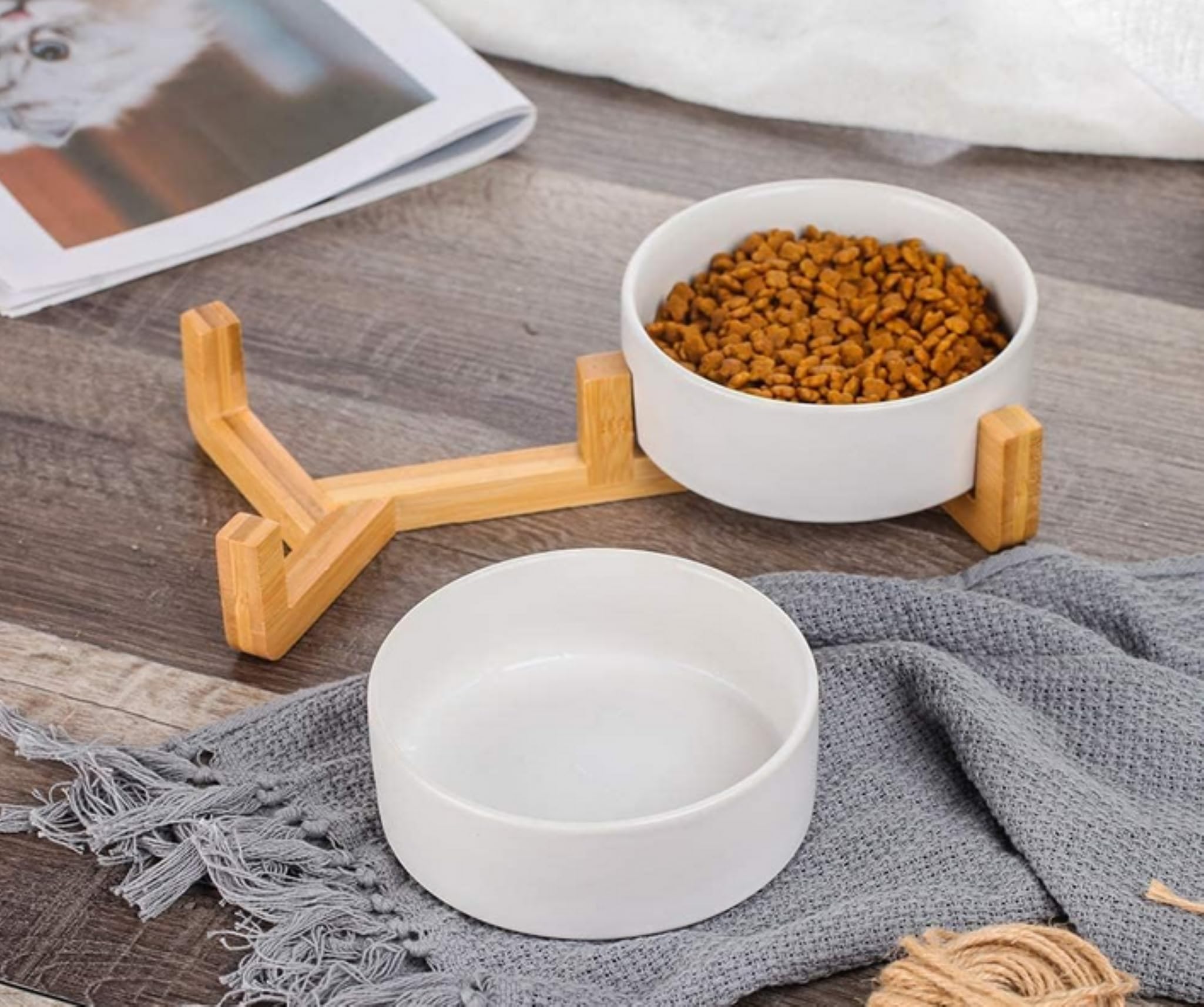 2 comederos de cerámica para perros con soporte de madera de bambú, antideslizante, comedero doble, 600 ml, para gatos y perros, cerámica, apto para lavavajillas, color blanco