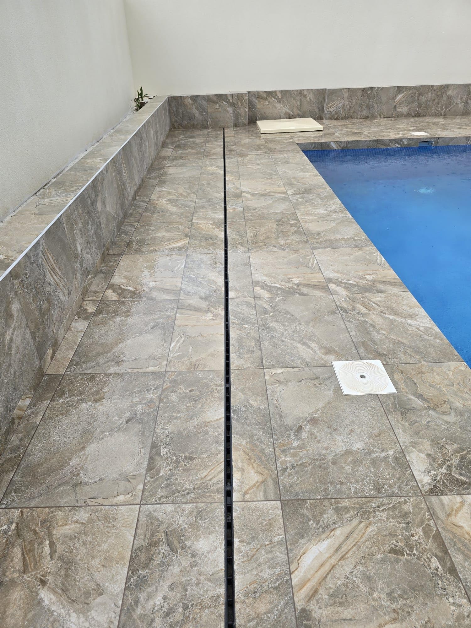 VODALAND - Canal de Drenaje con Rejilla Oculta Ranurada de plastico Color Negro - Pack de 3 Metros para terraza y Piscina, Aguas Pluviales y Desagüe | Solución Elegante y Funcional para Exteriores