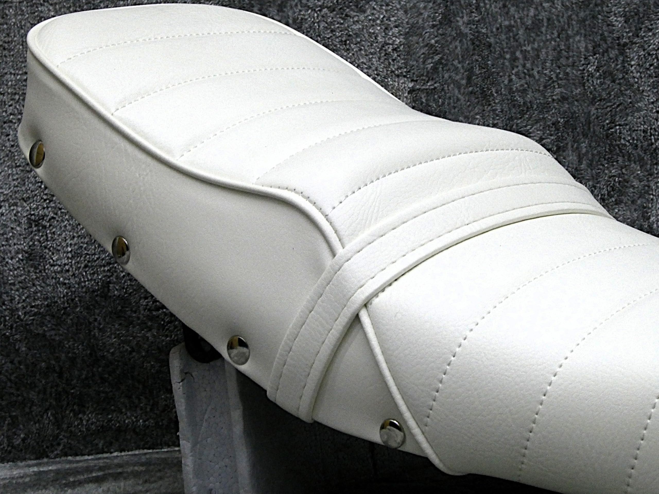 Amazon | エイプ 白皮 鋲打ち タックロールシート/カスタム