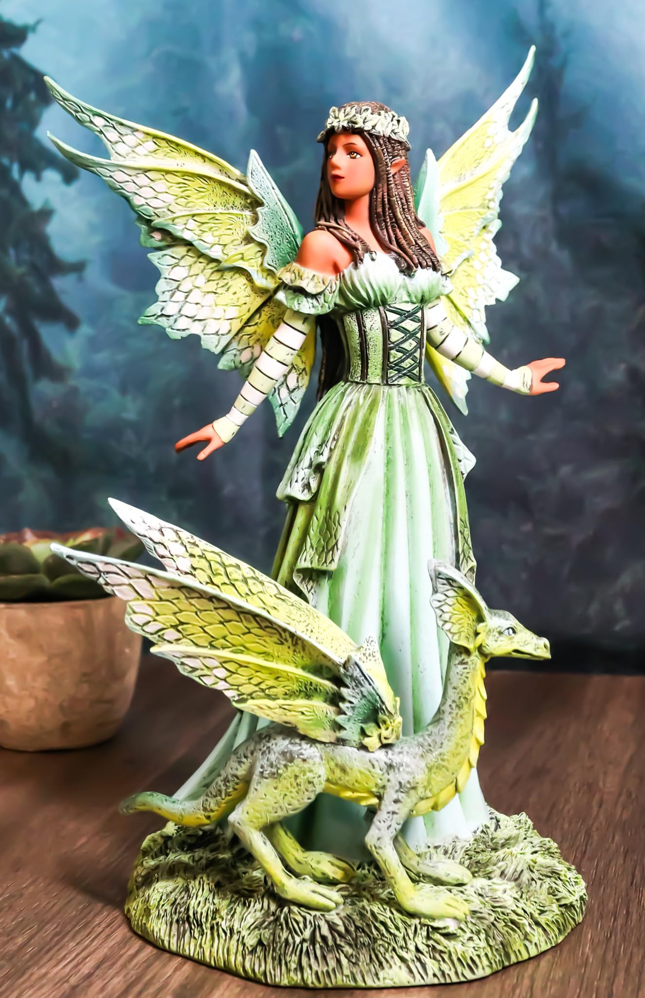 Ebros Gift Amy Brown Fantasy Magic Green Goddess Ebenholz Fee Königin des Waldes mit Haustier Camo Drachenfigur Dungeons and Dragons Faery Kingdom Mythische Skulptur