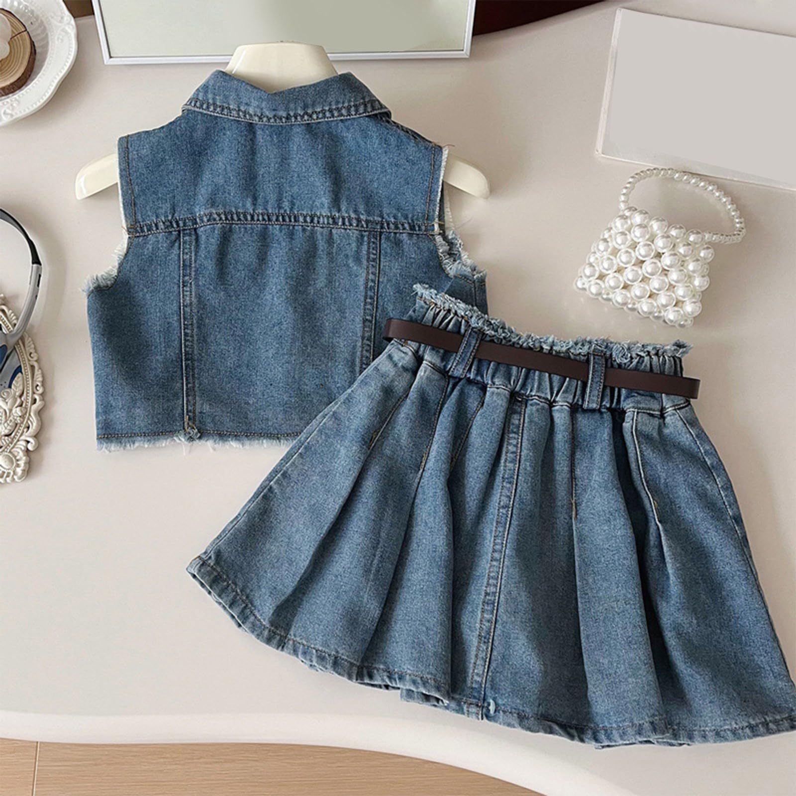 Conjunto de mezclilla de verano para niña de 2 a 8 años, cárdigan sin mangas con flecos y falda plisada, look western moderno 2026.