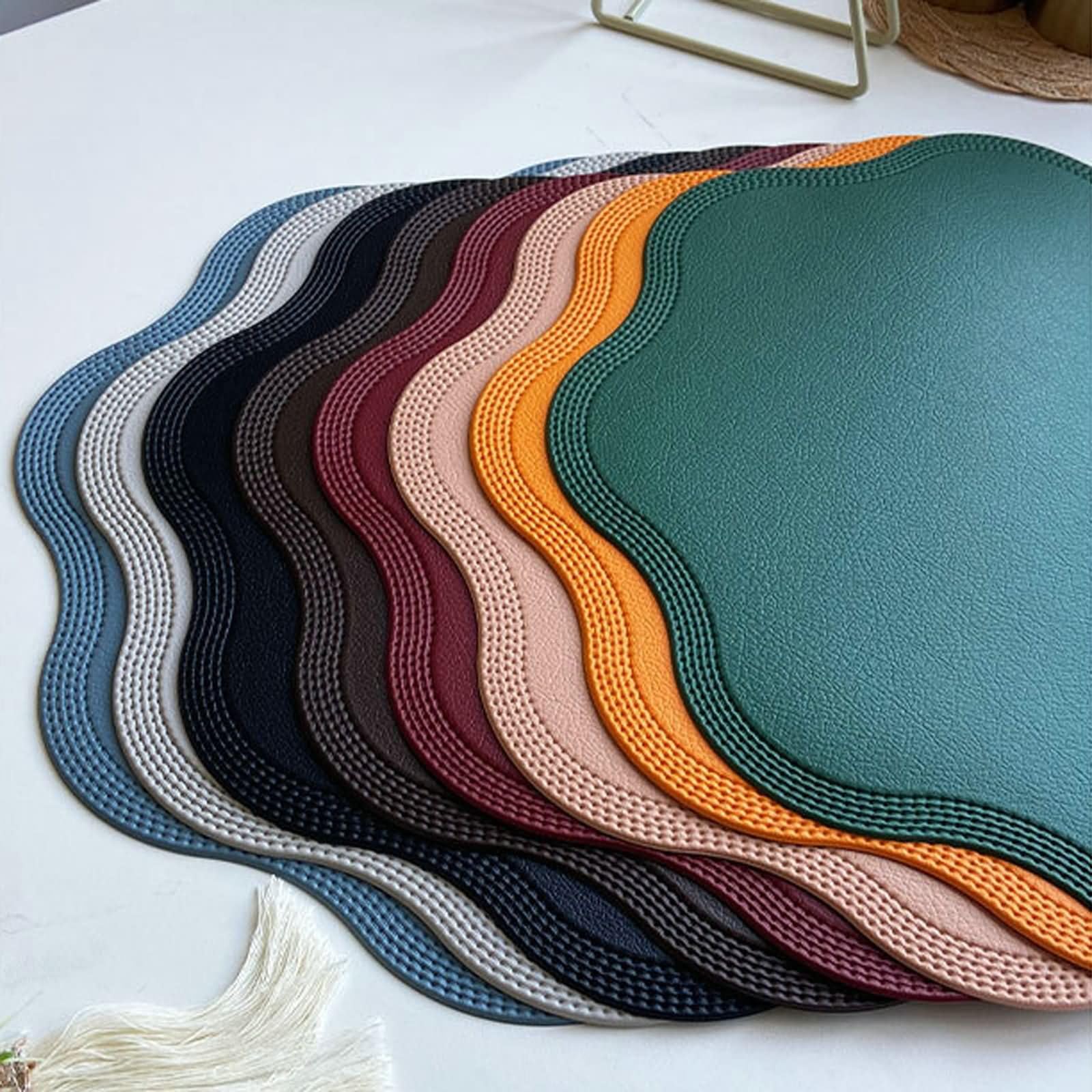 Tovagliette Tavolo Ristorante 8 Pezzi, 38 CM Nero Tovaglietta Forma Geometrica Cucina Antiscivolo PVC, Tinta Unita con Bordi Floreali