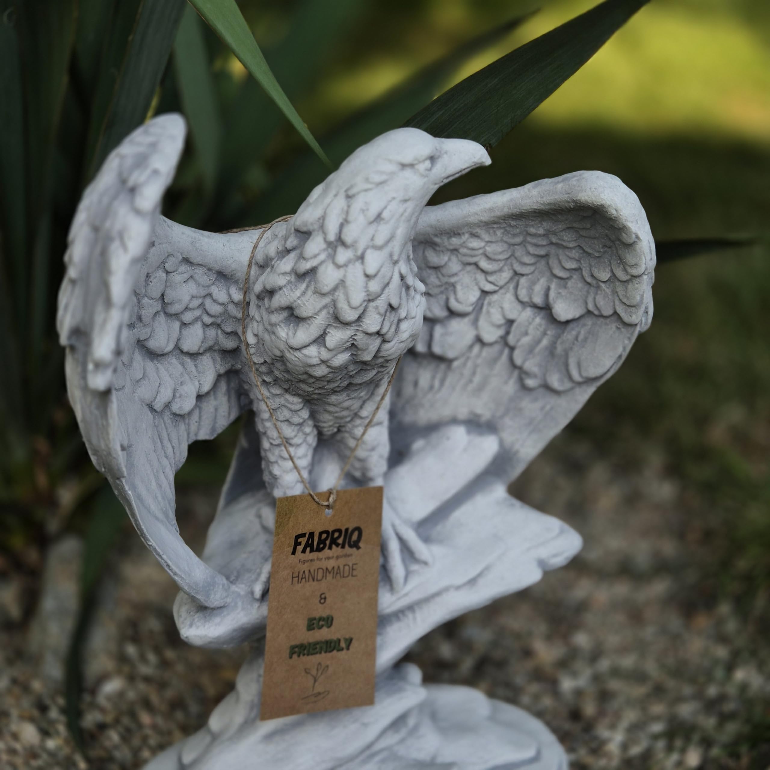 FABRIQ Adler auf Felsen 32 cm – 4 kg Steinguss Tierfigur – Frostsichere Gartendeko – Realistische Skulptur