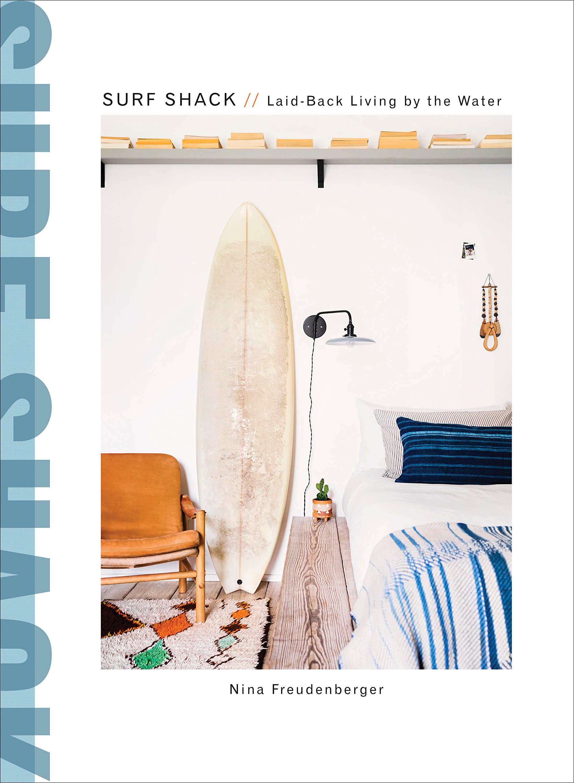 Livre Surf Shack pour sublimer la table basse de votre salon avec une décoration balnéaire