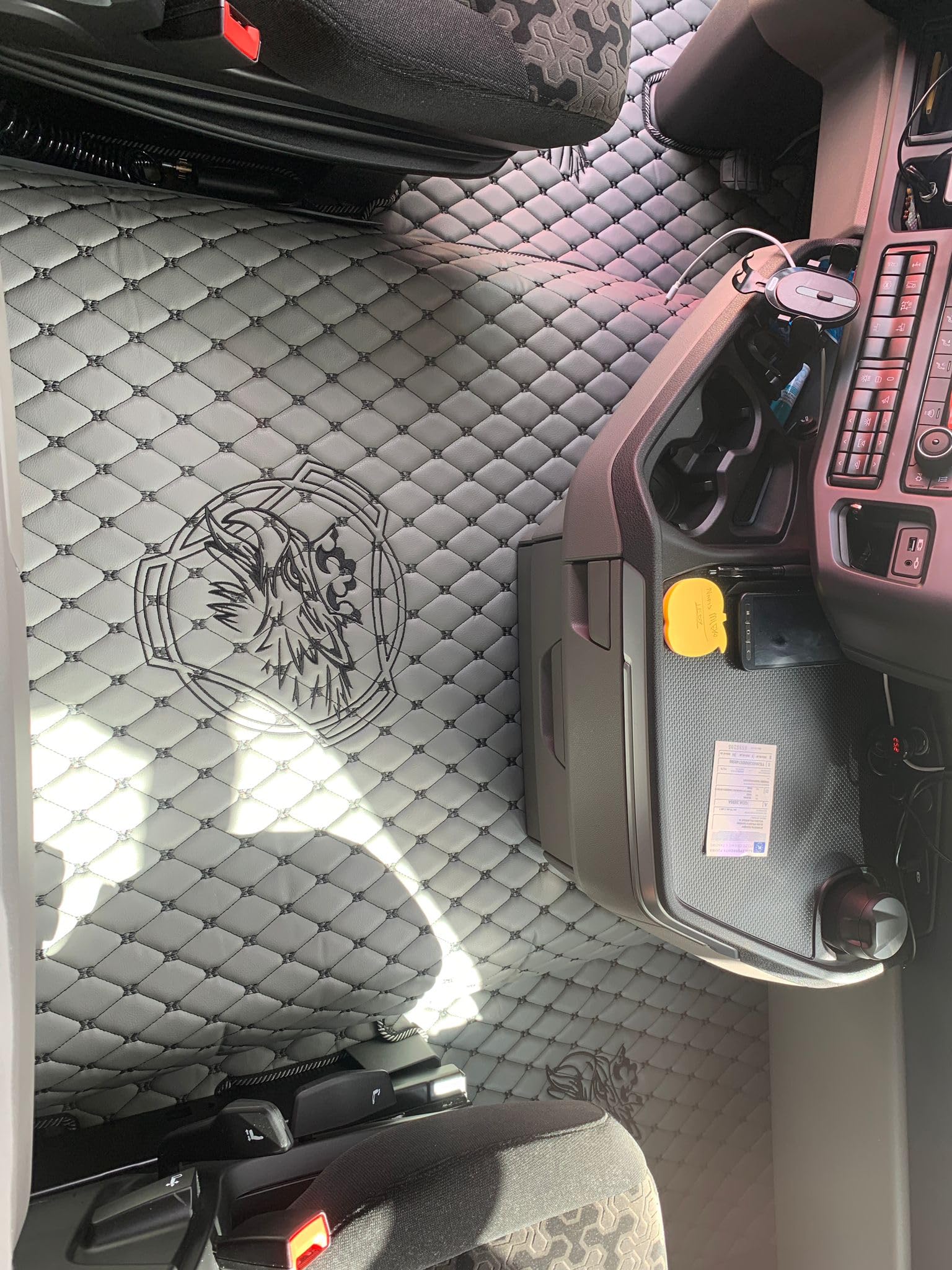 Alfombrillas para camiones compatibles con SCANIA R 2018+ asiento del copiloto con muelles (tela negra, hilos azules)
