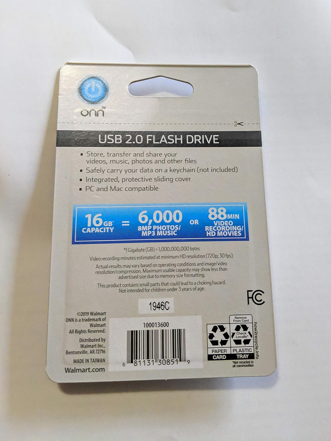 Back packaging of the ONN 16 GB USB 2.0 Flash Drive, detailing features and specifications.