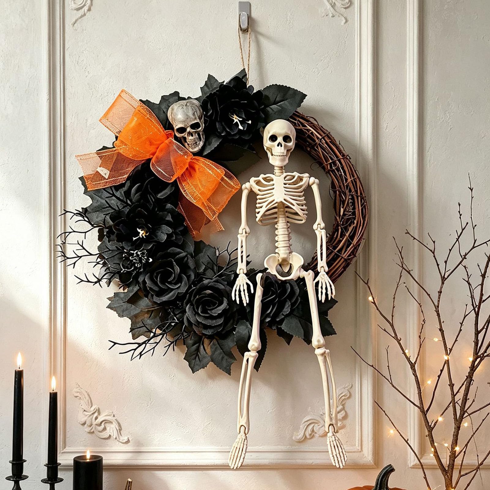 Wieniec Halloween z Pozującą Figurką Szkieletu na Drzwi Frontowe