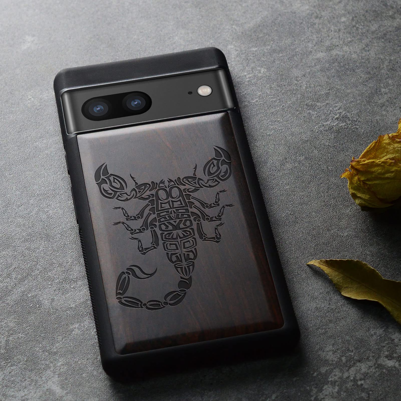 Funda De Madera Para Google Pixel 7 Carveit - Diseño Panda Gigante Grabado Láser - Doble Capa Madera Y TPU Antigolpes