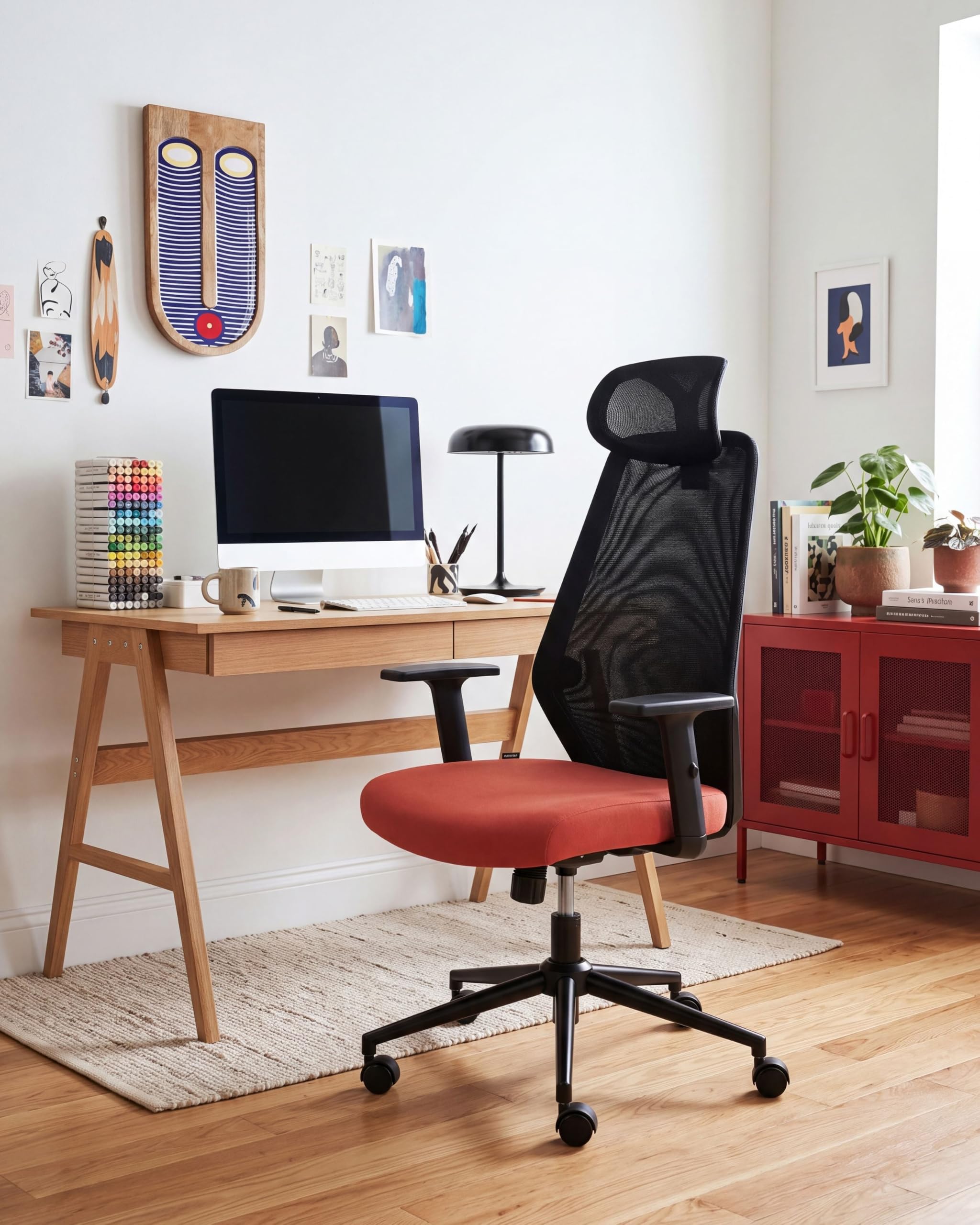 Beliani Silla de Oficina Multifuncional tapicería de Malla reposabrazos y reposacabezas Ajustables Ajuste de la Altura del Asiento Base giratoria inclinación del Respaldo Negro y Rojo Oryn