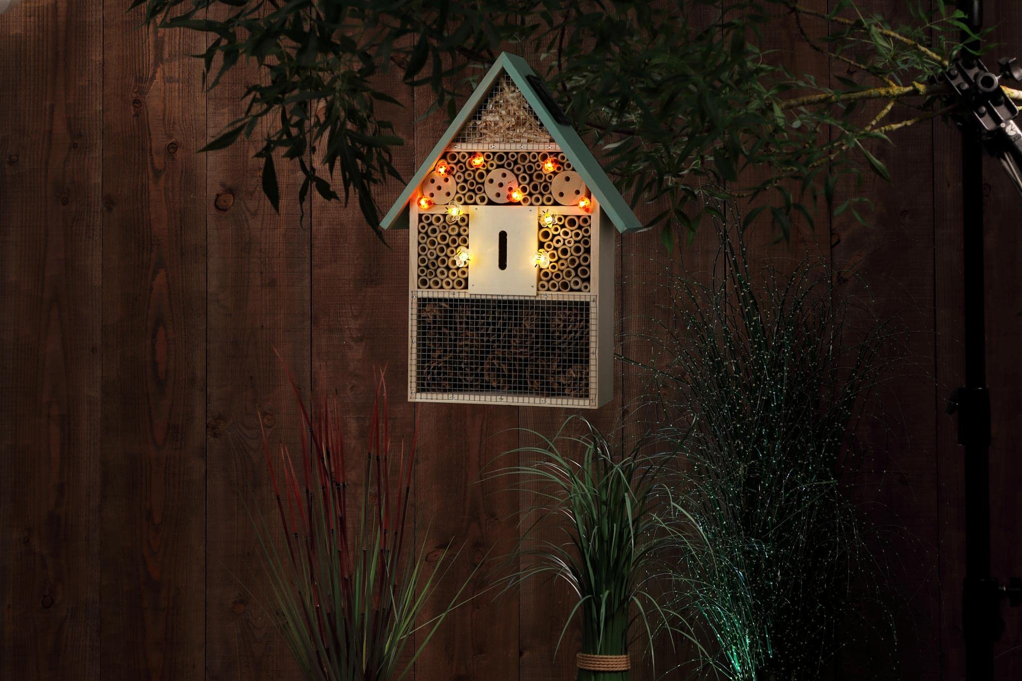 Insektenhotel mit warmweißen LED für Marienkäfer und Bienen - 30 cm