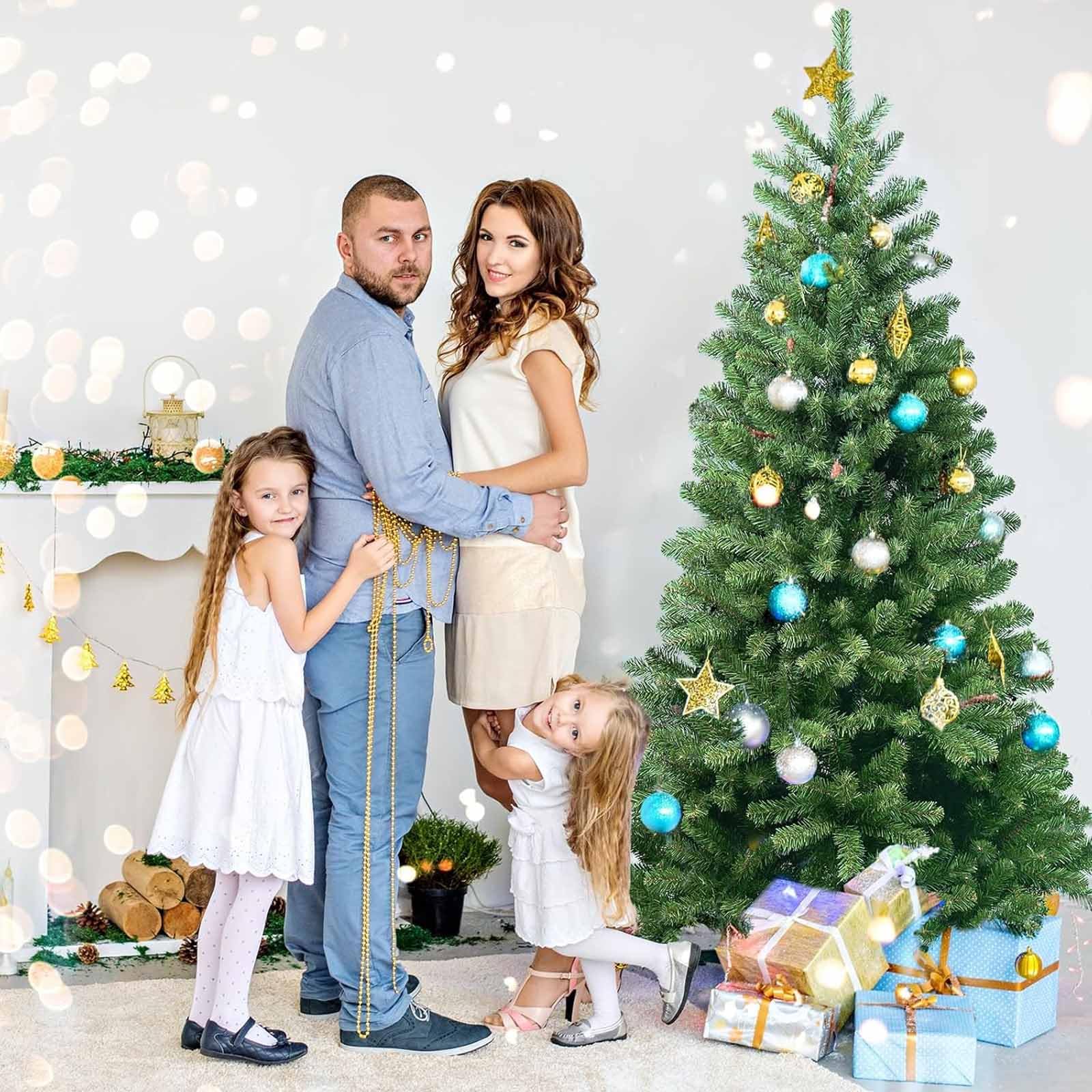 Fuß großer künstlicher Weihnachtsbaum mit stabilem Metallsockel. Üppiger Weihnachtsbaum für Zuhause, Büro, Geschäft und Partydekoration. Einfach aufzubauen
