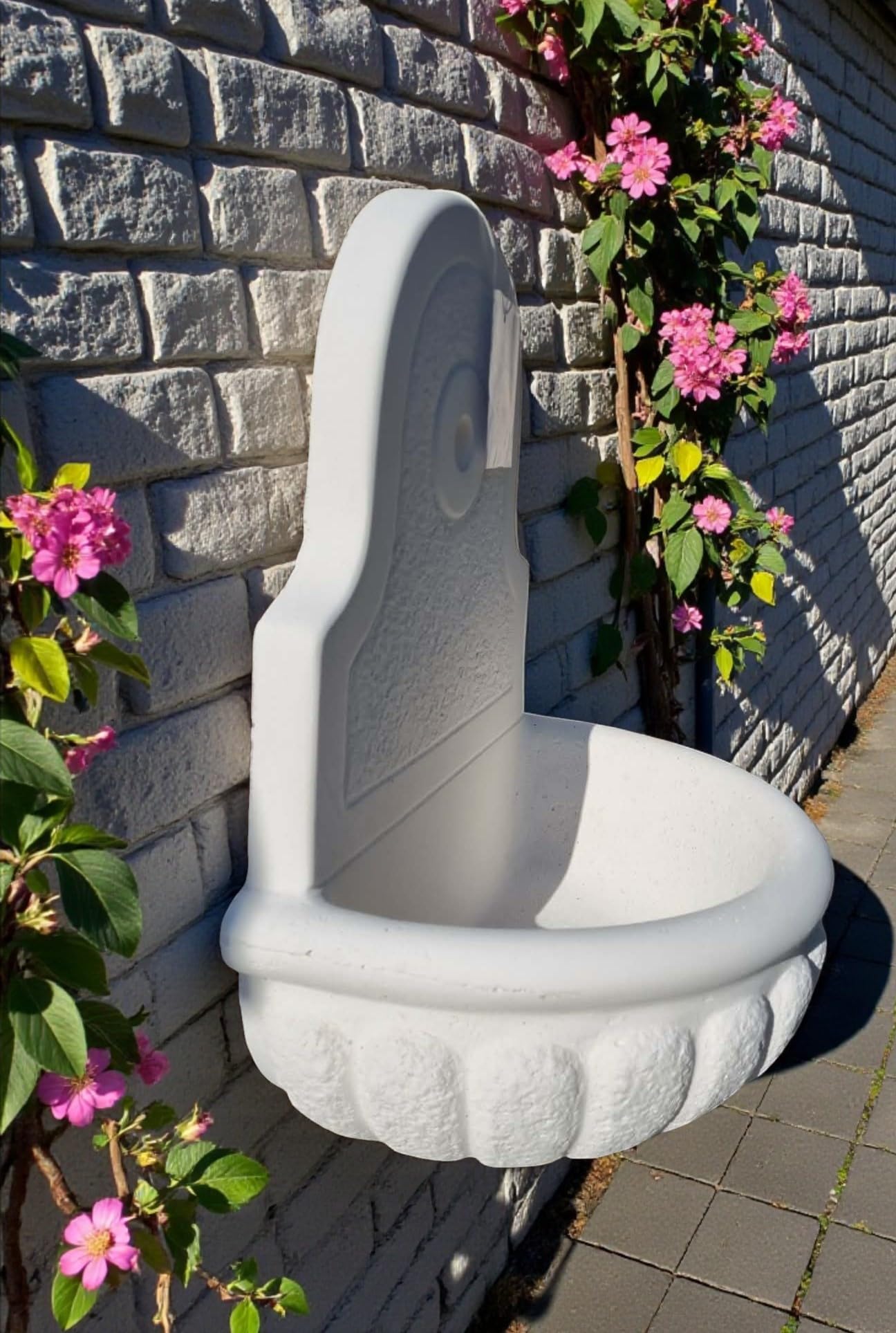 MONDO ARTISTICA Fontana da Parete Sospesa per Giardino, Cemento Bianco e Polvere di Marmo, Piccola, Per esterno altezza 48 cm