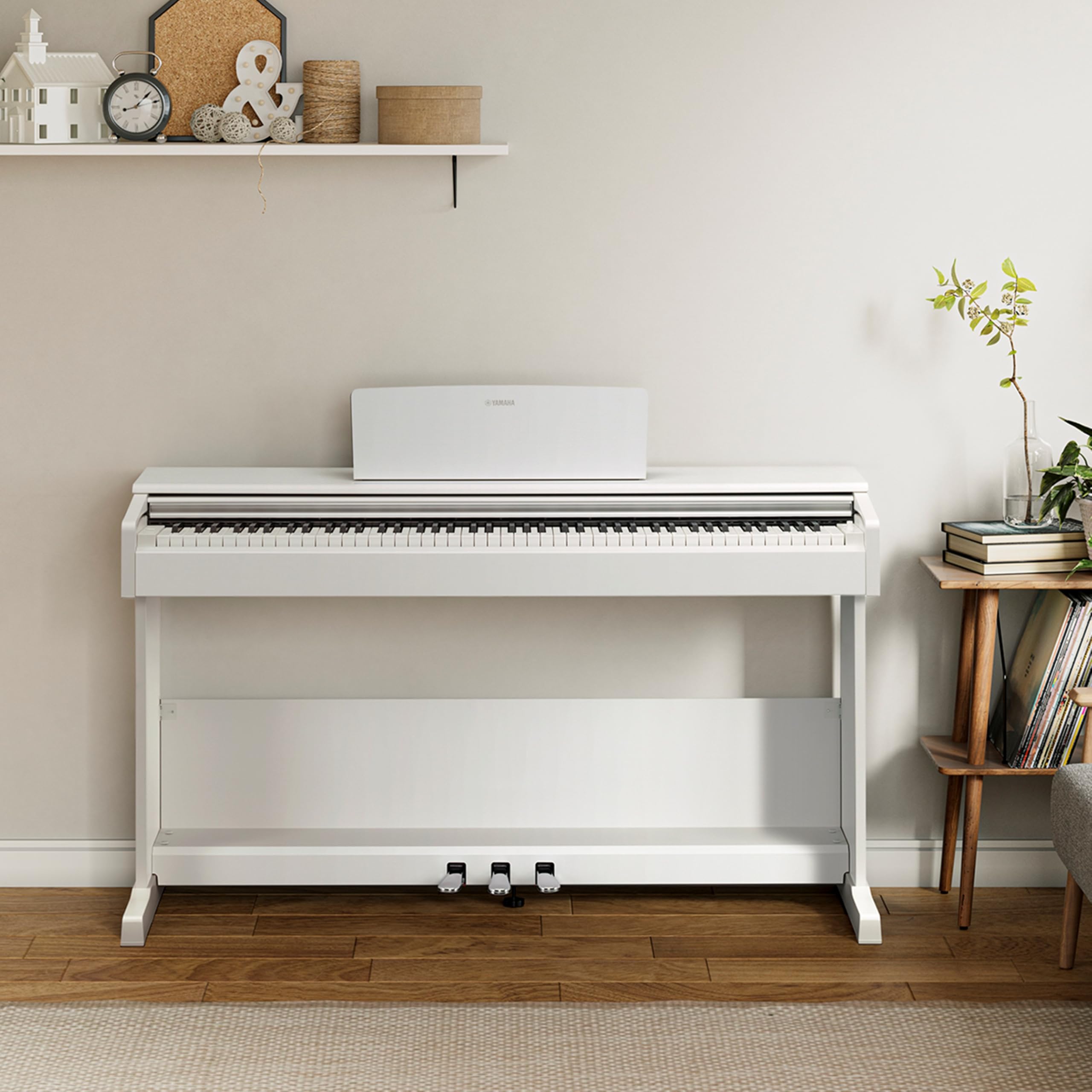 YAMAHA ARIUS YDP-105WH Digital Piano – Pianoforte Digitale da Casa per Principianti e Hobbisti, Design Classico ed Elegante, Suonabilità Autentica di un Pianoforte Acustico, Bianco
