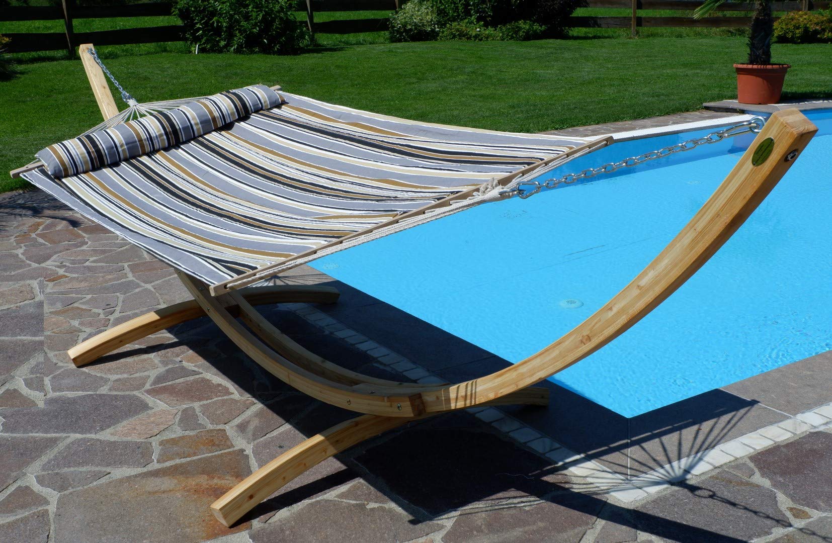 ALEOS. 400cm XXL Hängemattengestell Gestell aus Holz Lärche hell mit Stab Hängematte gefüttert mit Kopfkissen Grau gestreift 120x200 cm