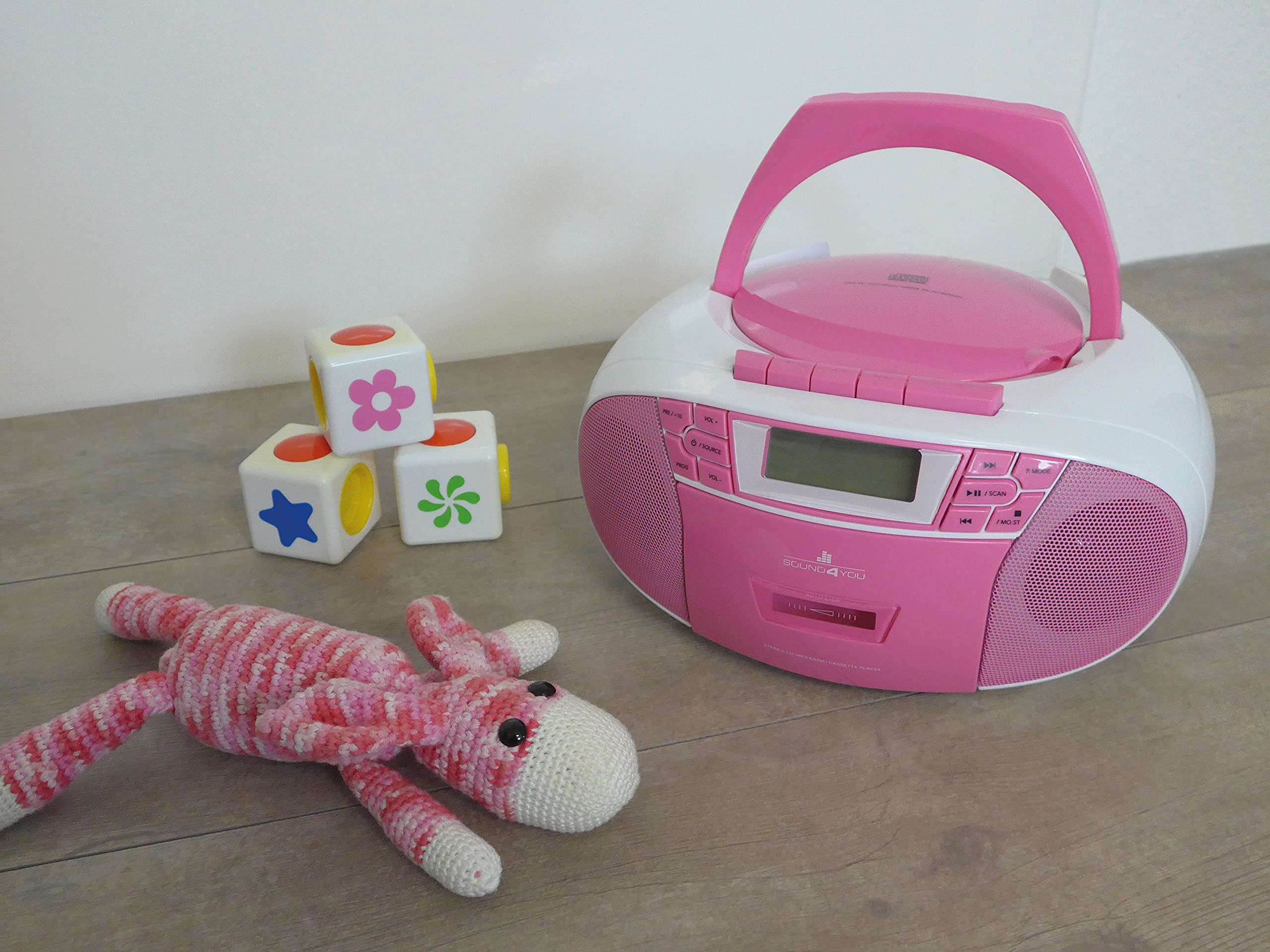 SCHWAIGER 661668- Tragbarer CD-Player mit Kassette und Radio MP3 USB Anschluss UKW FM Radio AUX Kopfhörer Boombox Stereo für zuhause und unterwegs Netz- und Batteriebetrieb Display