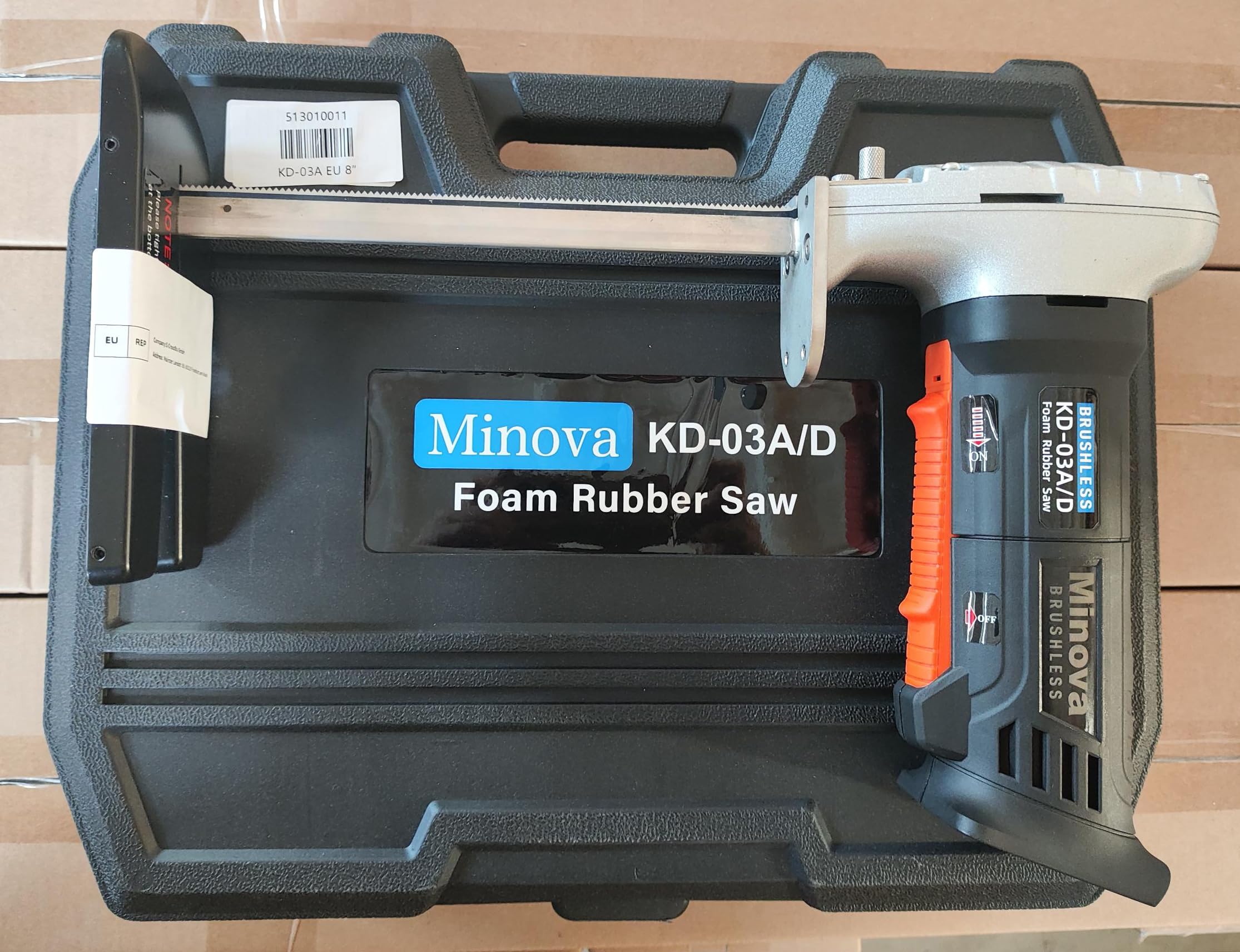 MINOVA Schaumgummisäge Schaumstoffsäge 20 cm Wechselstrom (AC) Kit, Schneiden aller Dichten von Schaumgummi, Polsterschaumstoffkissen und flexiblem Kunststoff-Schaum mit Koffer