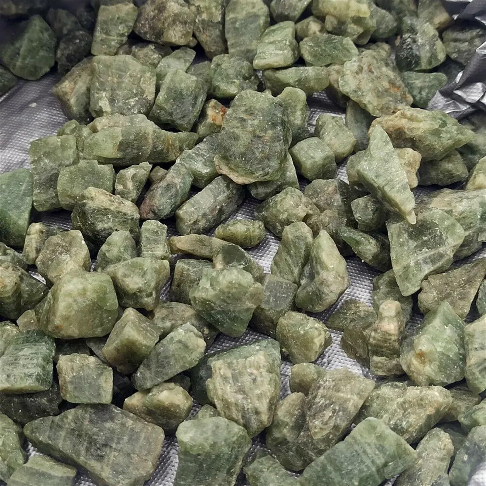 QINGQI Pietra Naturale Decorazione for la casa dell'acquario in Cristal di Quarzo Apatite Verde Naturale(1pc 20-40mm Random)