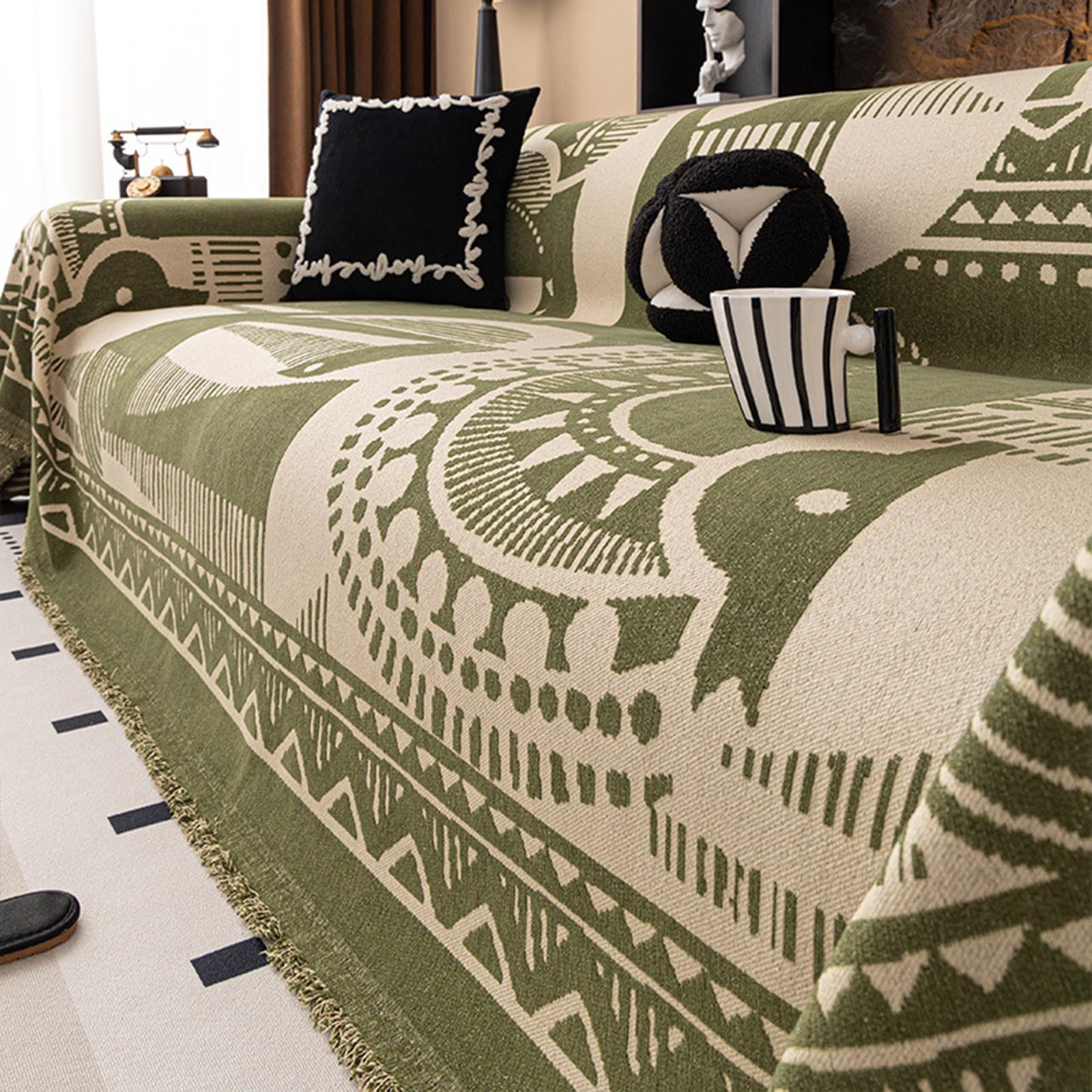 Housse de canapé en chenille moderne à glands pour sublimer votre intérieur avec raffinement.