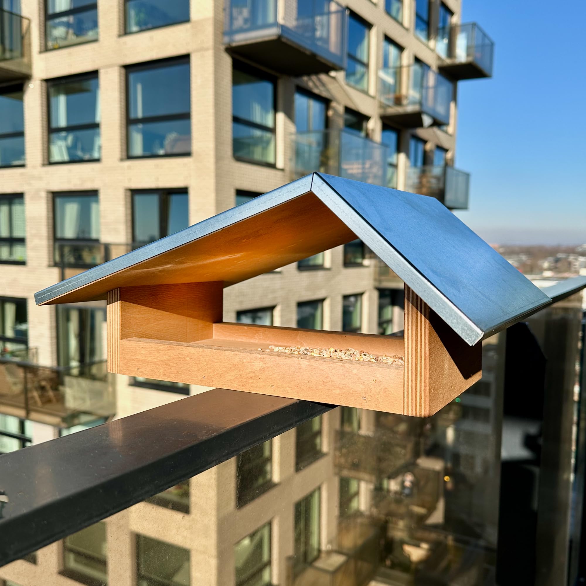 GARTENETAGE Balkon-Futterstelle aus wetterfestem Naturholz, Metalldach, einfache Montage, robuste Befestigung – Ideales Vogelhaus für den Balkon, modernes Design, exklusiv
