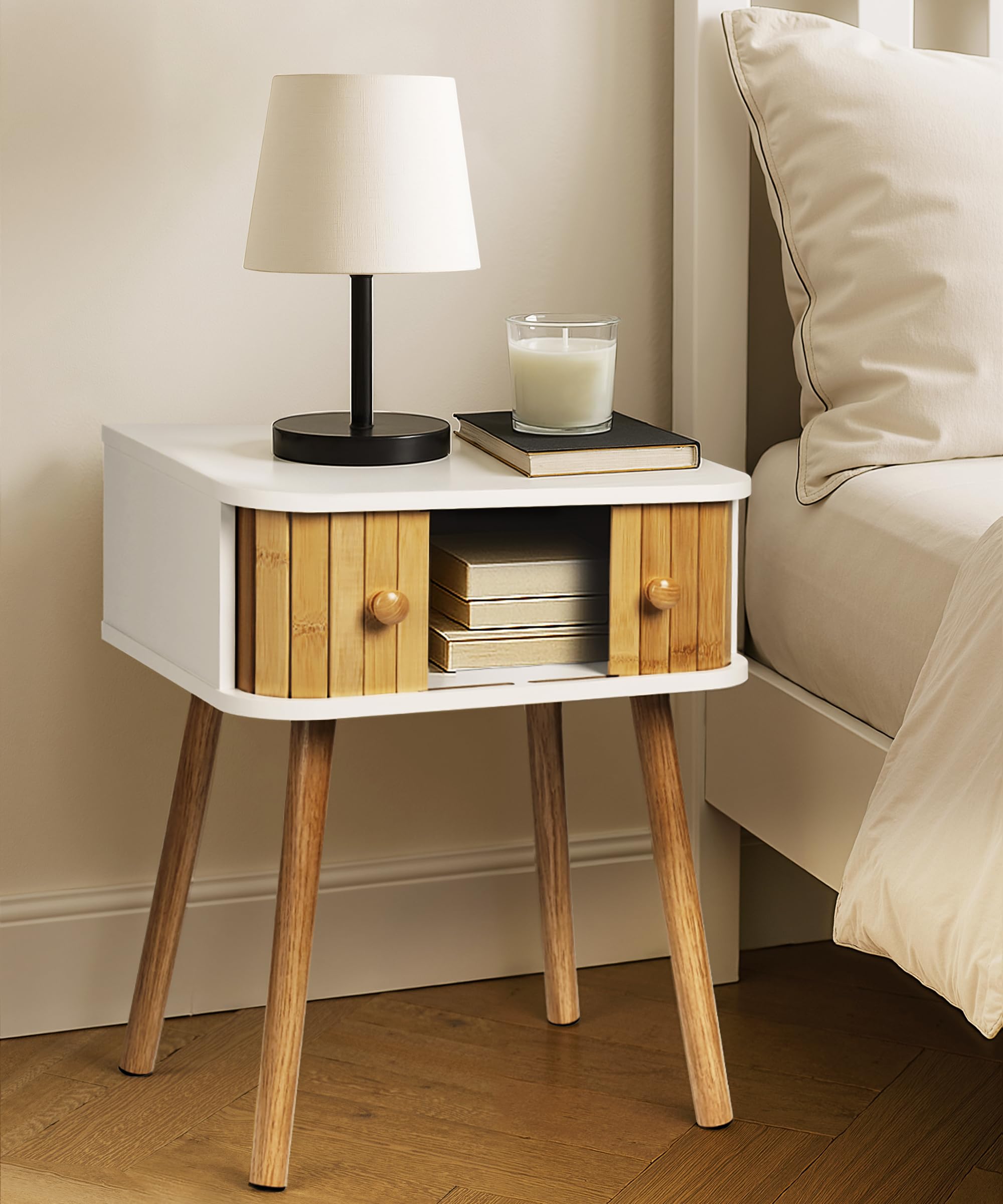 SUMGAR Tables de Chevet Blanche Table de Nuit Commode Bambou avec 2 Portes Coulissantes, Pieds en Bois Massif, Table d’Appoint, pour Chambre, Salon, Décoration Boho 38x30x15cm Blanc