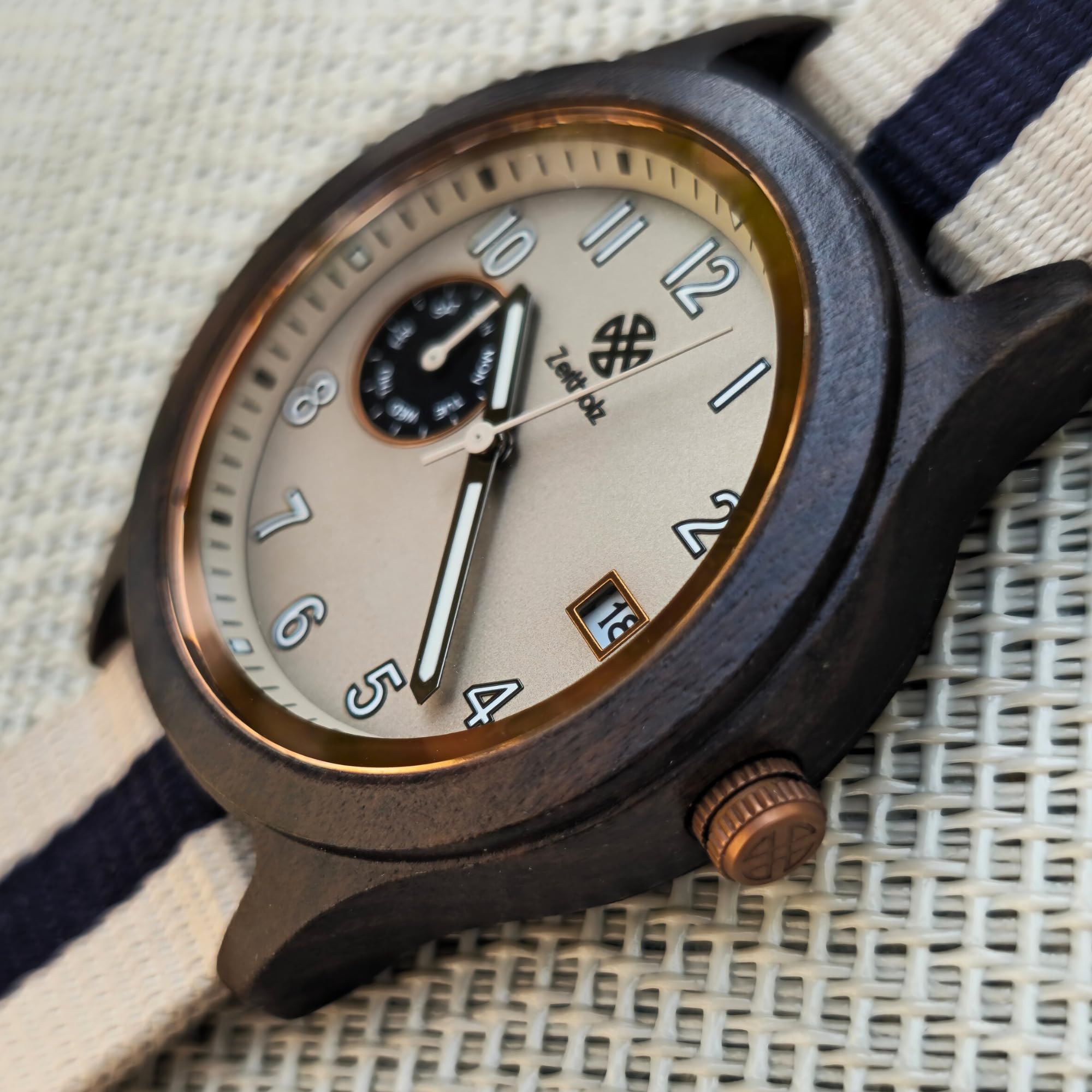 Thum Holzuhr für Herren – Holzgehäuse 40 mm – Monatskalender – leuchtende Zeiger – leichte ökologische Uhr mit Stoffband 20 mm