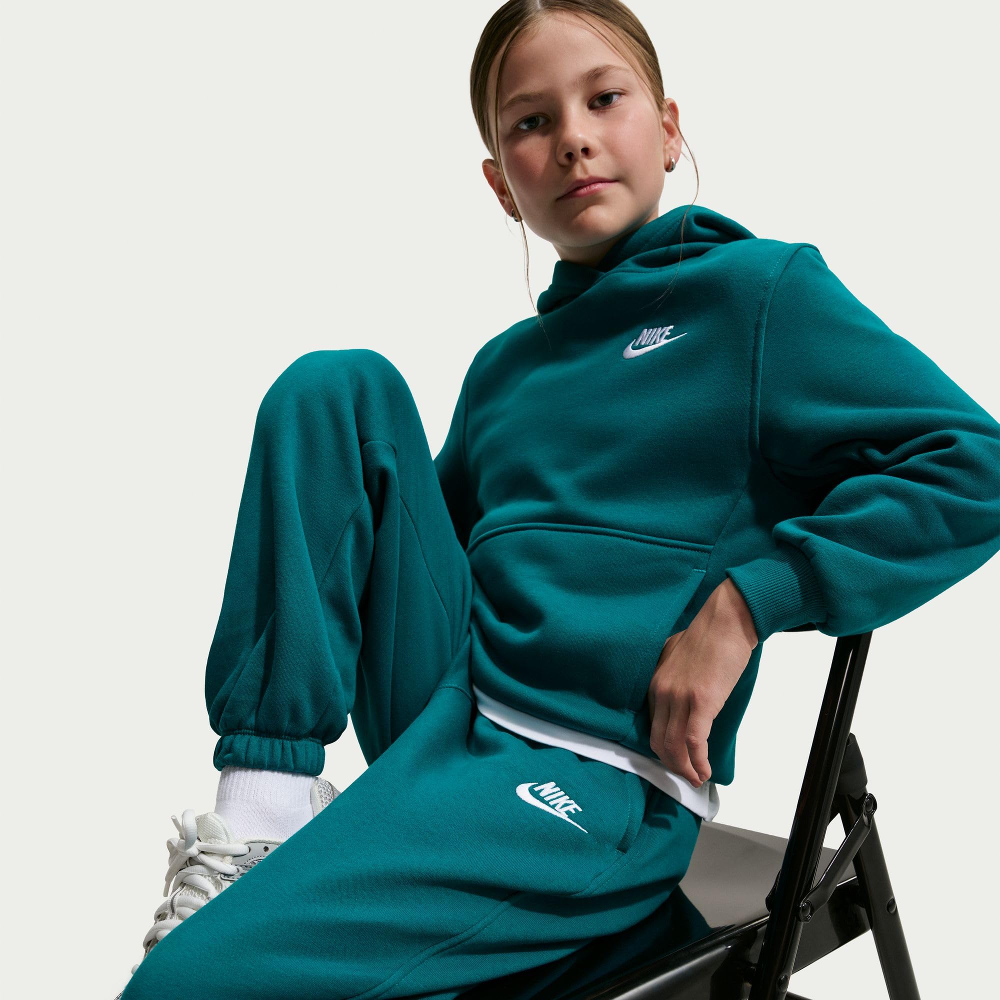 Nike Sportswear Club IQ6116 - Pantaloni Larghi in Pile per Bambini più Grandi