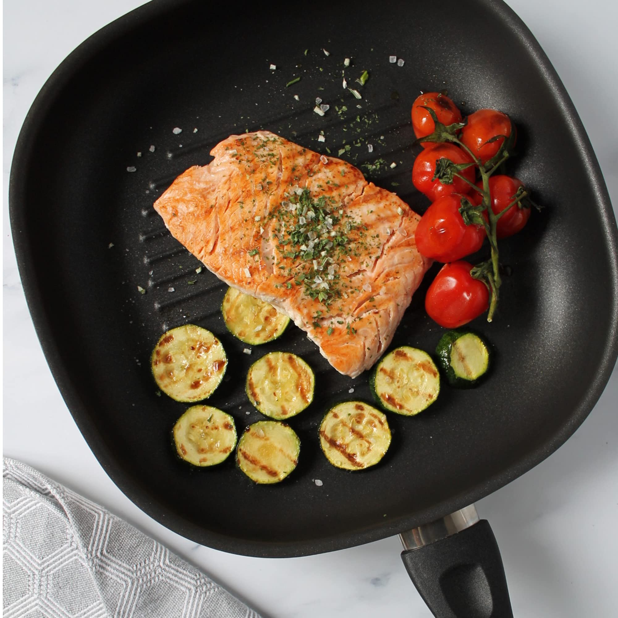 KLAMER Grillpfanne 28 cm Induktion Schmorpfanne Steakpfanne aus Edelstahl | Greblon C3+ Beschichtung mit hoher Antihaftwirkung, Aluminiumkern für optimale Wärmeverteilung und Schüttrand, PFOA-frei
