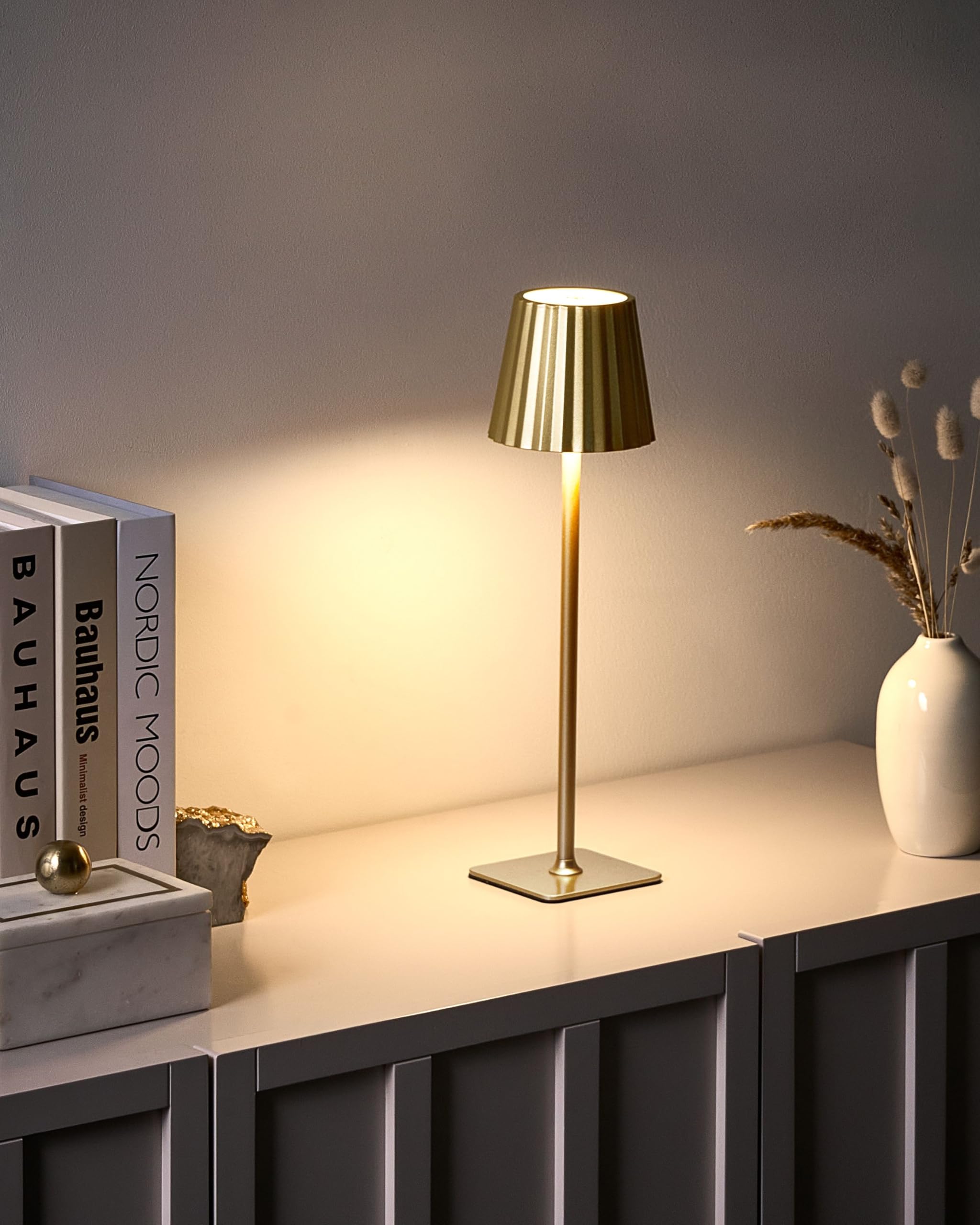 Beliani LED Tischlampe kabellos mit USB-C aufladbar Metall gold 38 cm hoch modern Outdoor & Indoor Abaro