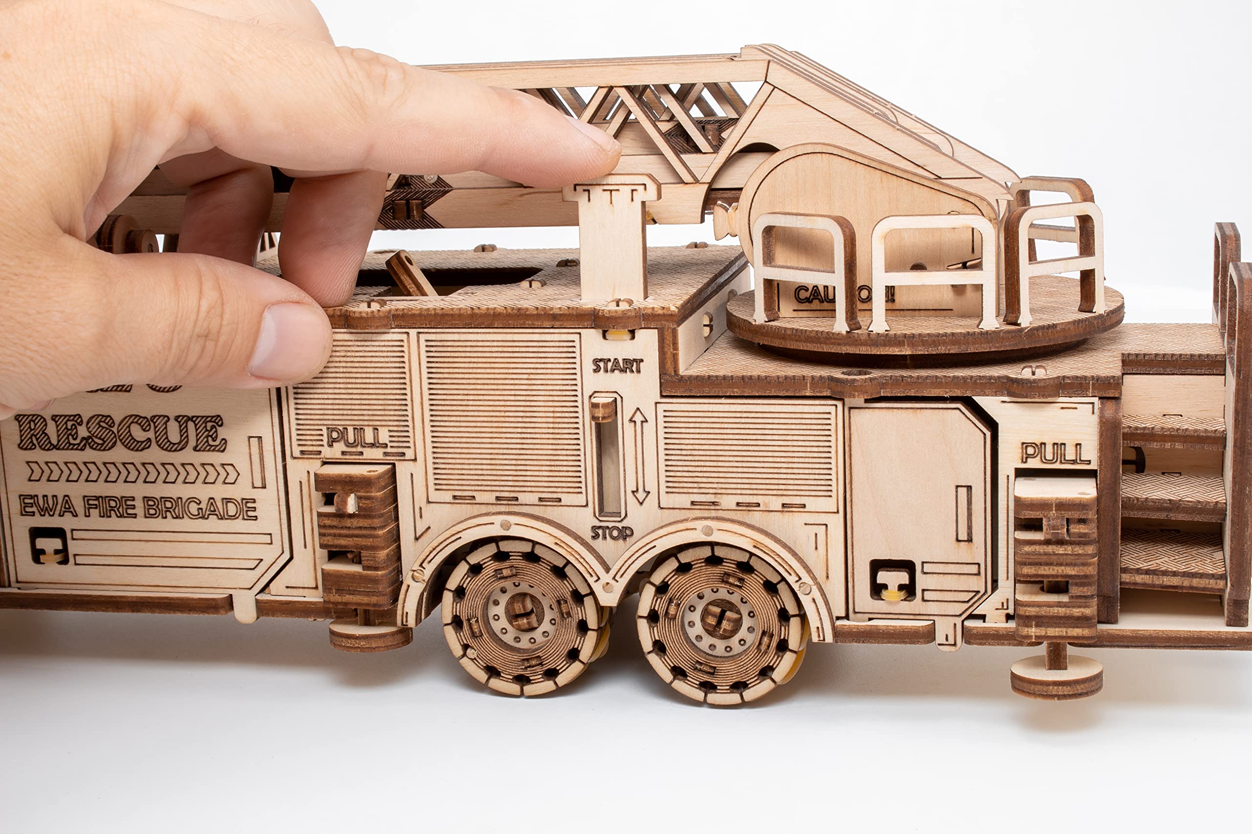 MAGICHOLZ – 3D Holzpuzzle Modellbau Feuerwehrauto LKW – Mechanischer Holzbausatz mit Aufziehmotor – 3D Puzzle Holz Modellbausatz Erwachsene – DIY Set, kein Kleber erforderlich