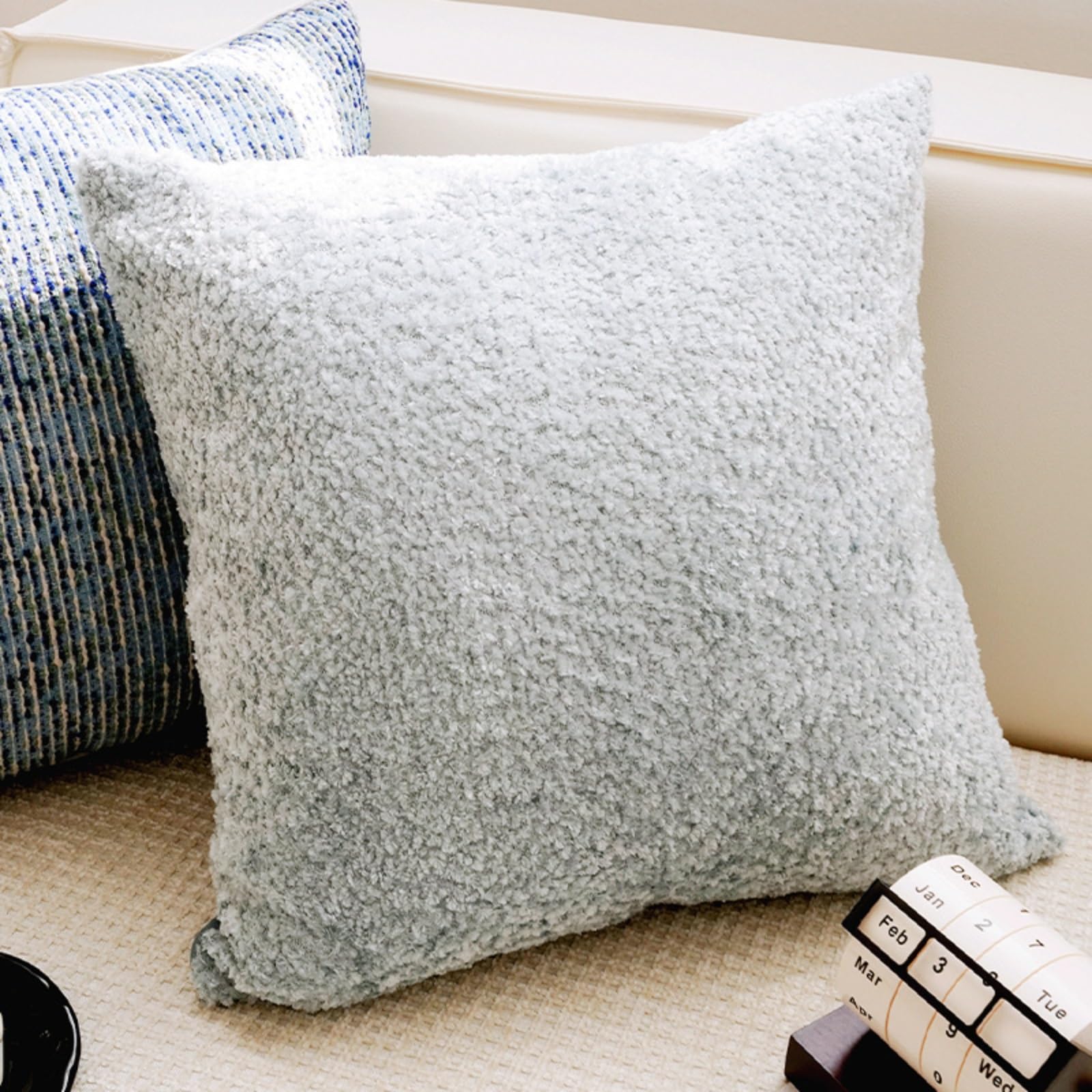 Taie d'oreiller brodée bleu clair 45x45 cm avec coussin de garnissage inclus