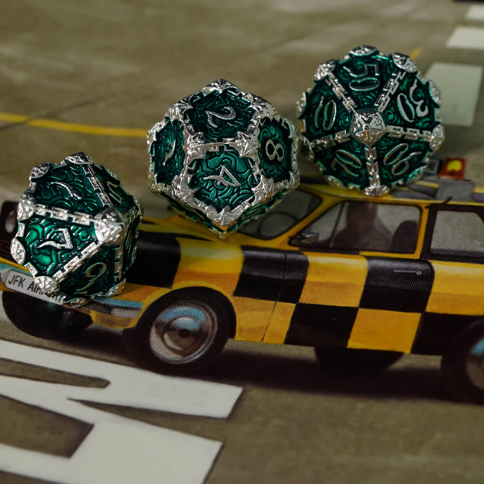 Cusdie 7 dados de metal con caja de metal, juego de dados poliédricos con diseño de daga, para juegos de rol, dados D&D Pathfinder (verde plateado)