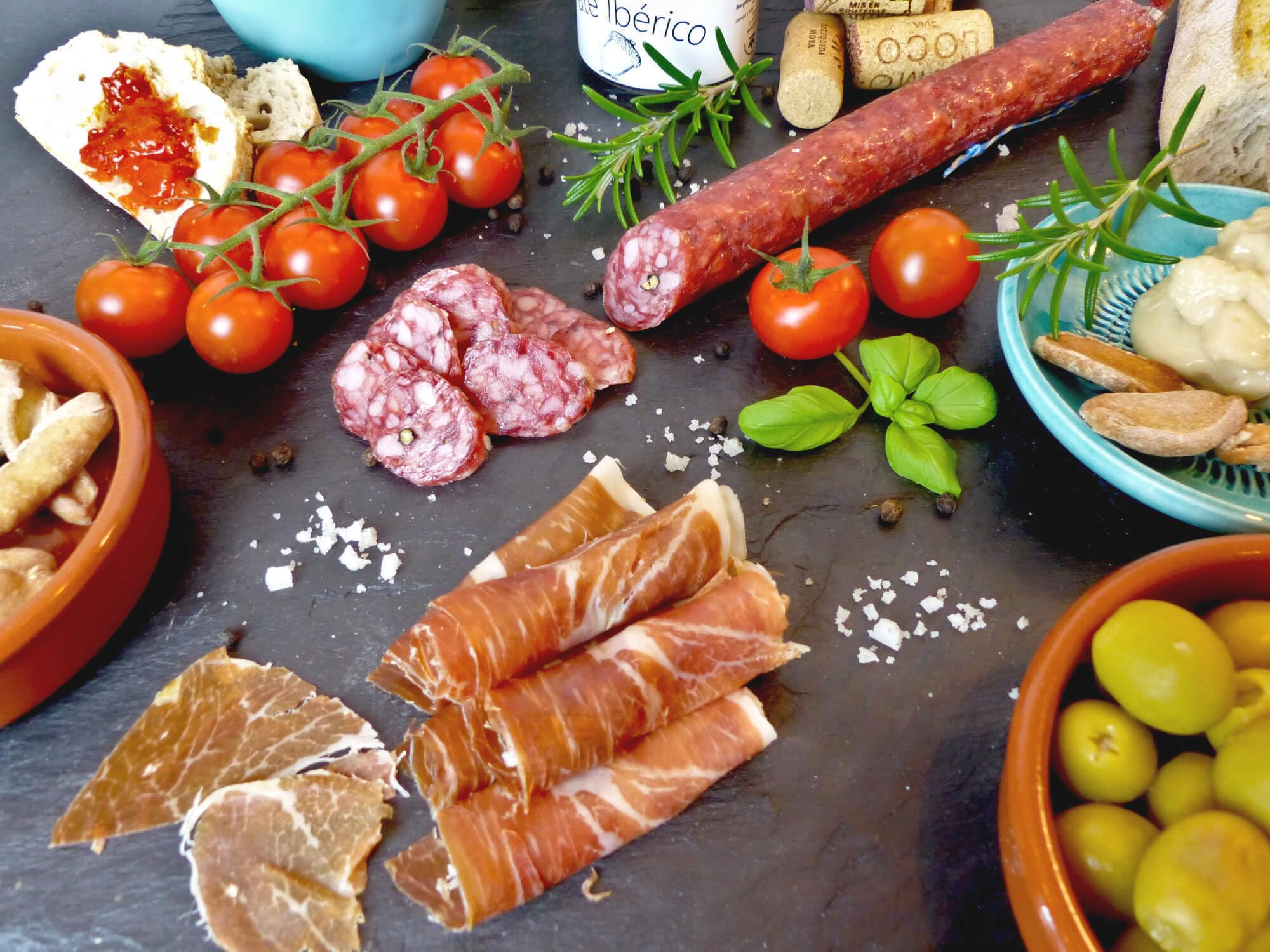 Geschenkbox TAPAS ABEND für zwei - Präsentkorb mit Spanischen Feinkost Delikatessen und Rot-Wein