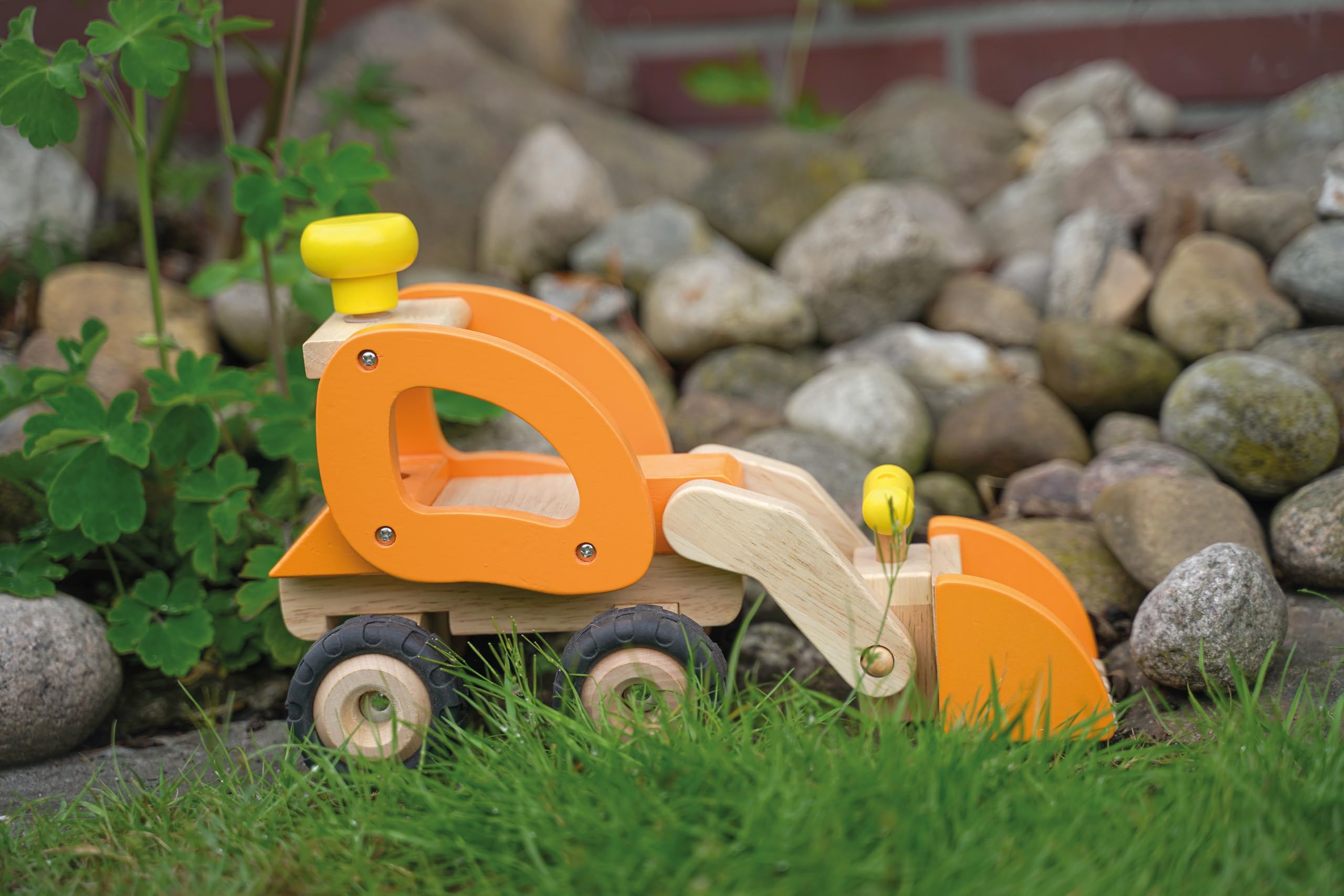 goki 55962 - Radlader aus Holz, Baustellenfahrzeug in gelb, lenkbar und mit Gummireifen, bewegliche Schaufel, perfekt zu Hause und im Kinderzimmer, Maße 31 x 14 x 21 cm, ab 3 Jahre