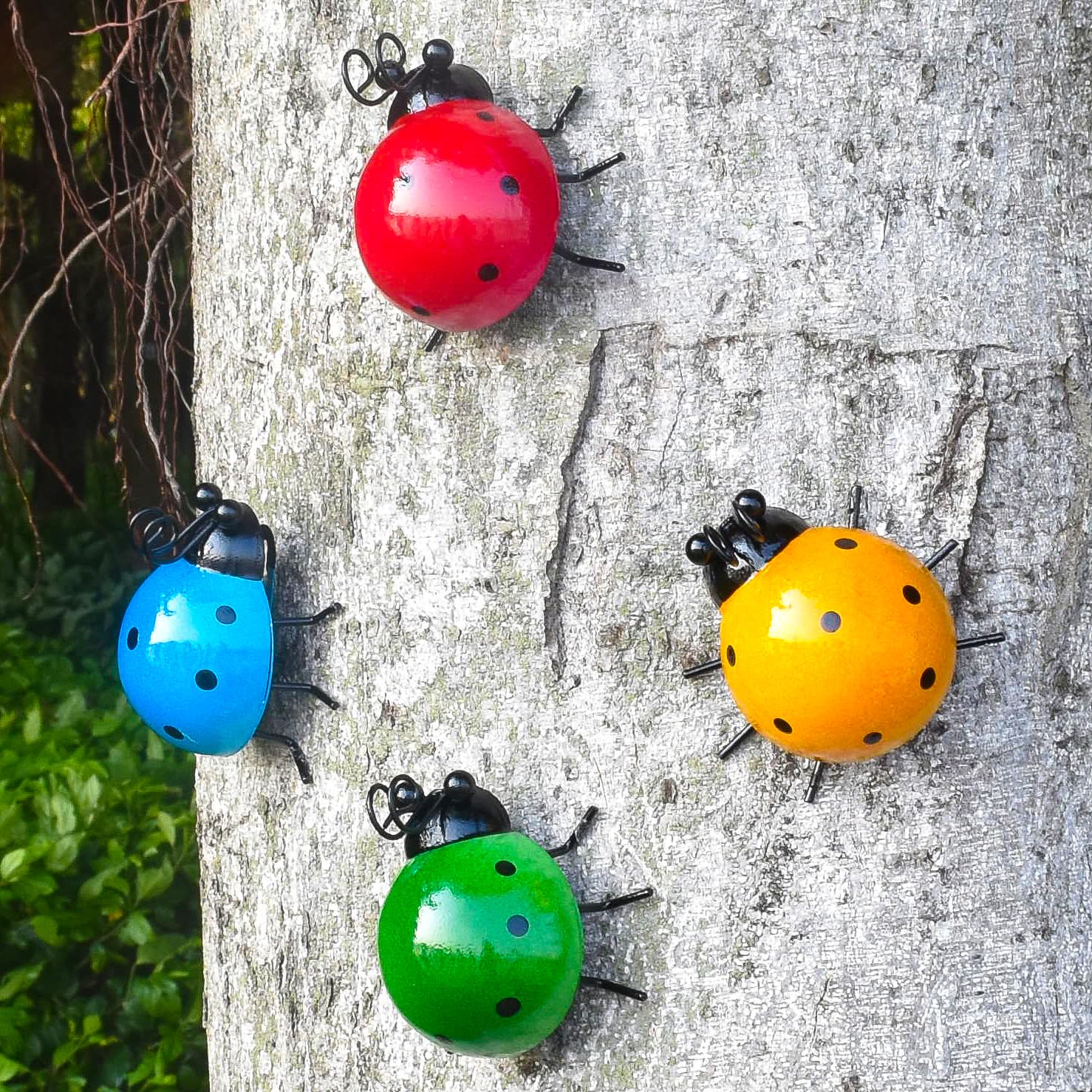 MACLARONX Metal Ladybugs Outdoor Yard Art Garden Fence Decor Set of 4 Cute Lady-Bugs Wall Sculptures Colorful 3D Ornaments for Backyard Balcony