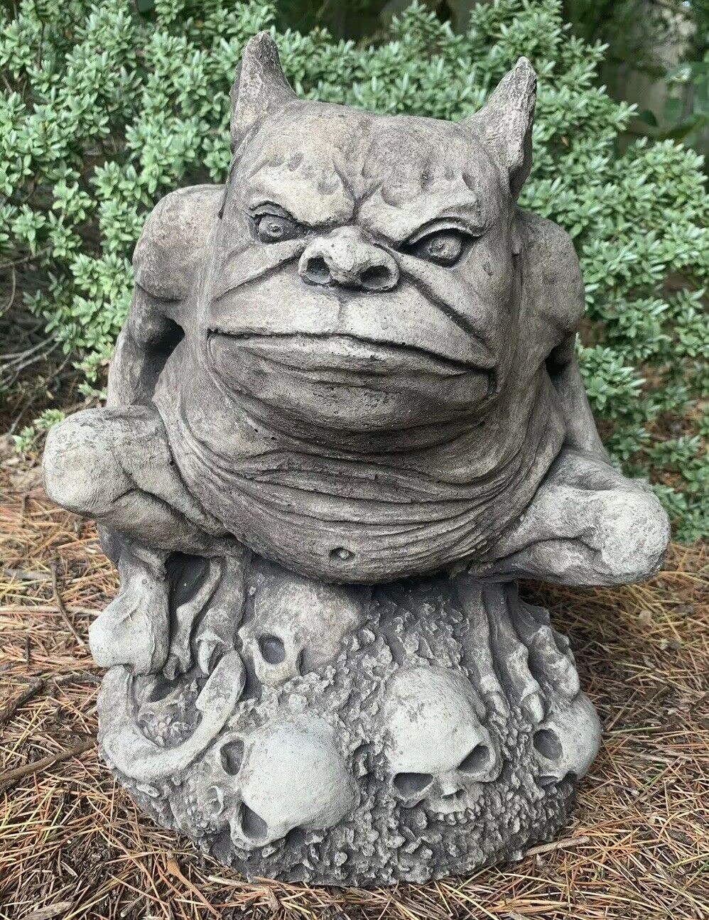 STONE GARDEN GARGOYLE SAT ON SKULLS GOTHIC LARGE ORNAMENT