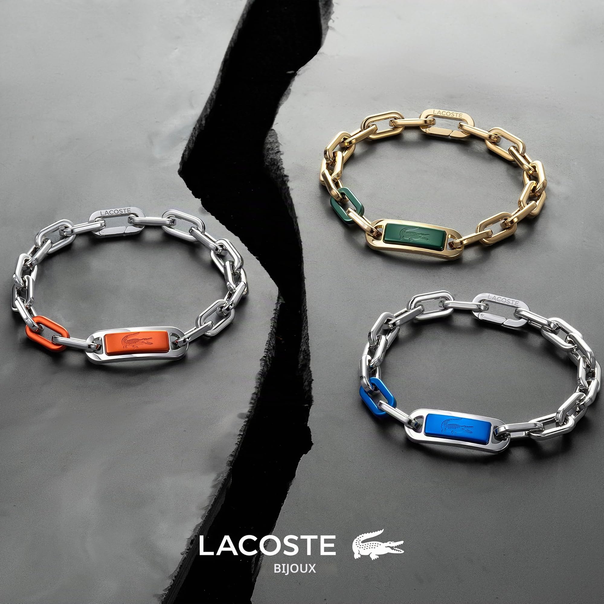 Lacoste Bracelet en Chaîne pour Homme Collection CREW en Acier Inoxydable (Argenté ou Doré) avec une Plaque Colorée Gravée